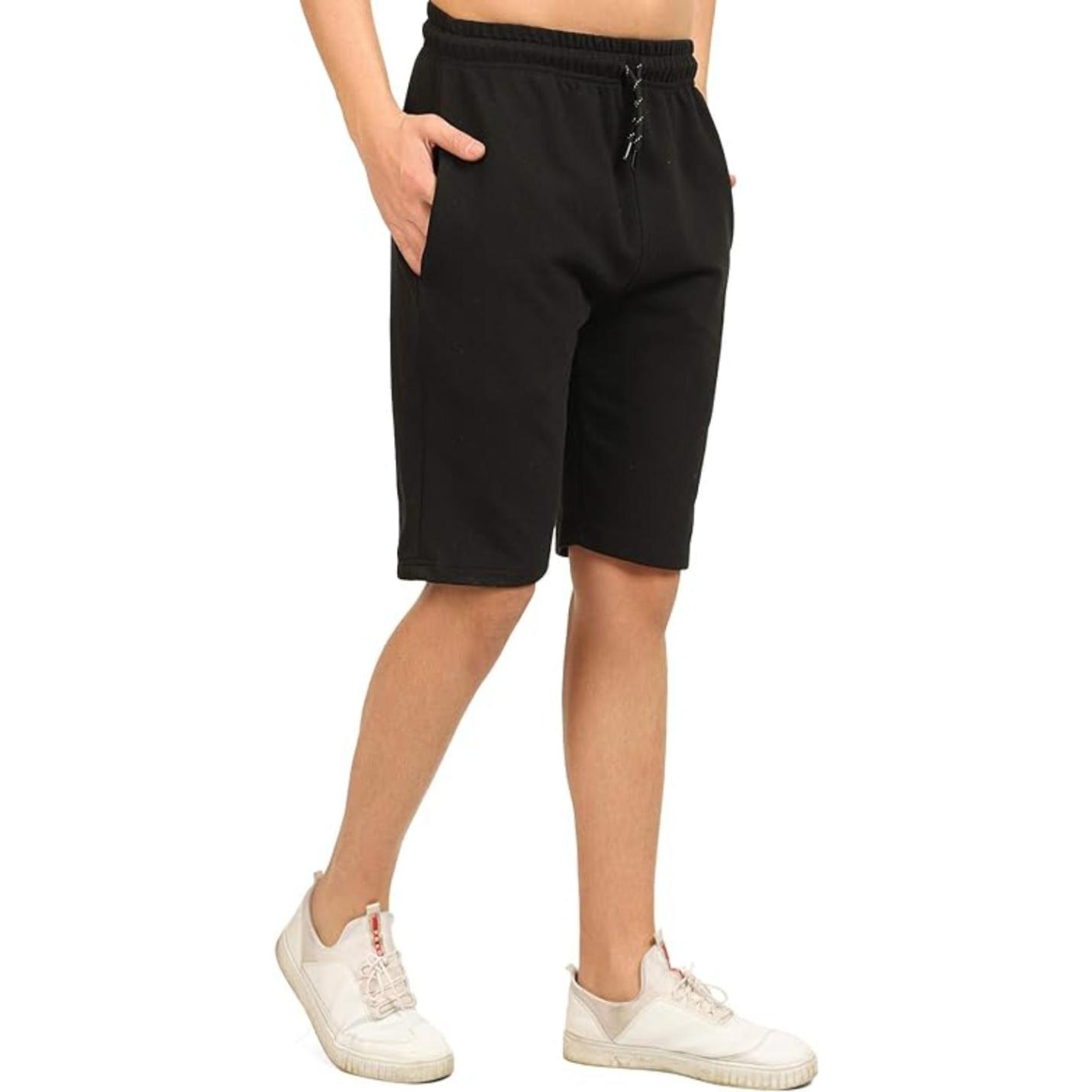 Persoon draagt Comfortabele, praktische bermudashorts voor heren en witte sneakers.