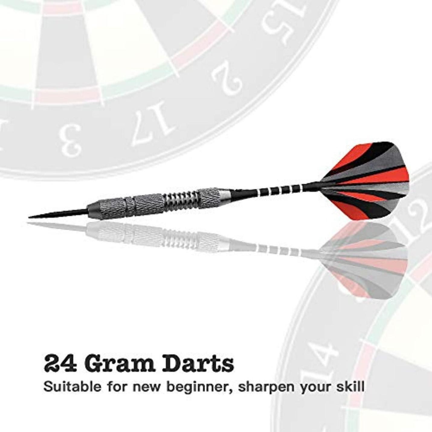 Een enkele professionele metalen dartset met zwarte en rode vluchten, metalen punt en getextureerde grip voor exact correct, weergegeven op een reflecterend oppervlak tegen een wazige dartbordachtergrond.