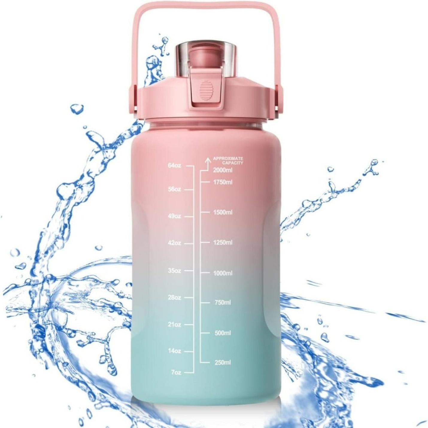 Een roze en blauw verloop De ultieme 2 liter waterfles voor een gezonde levensstijl - Roze met maataanduiding is omgeven door opspattend water.