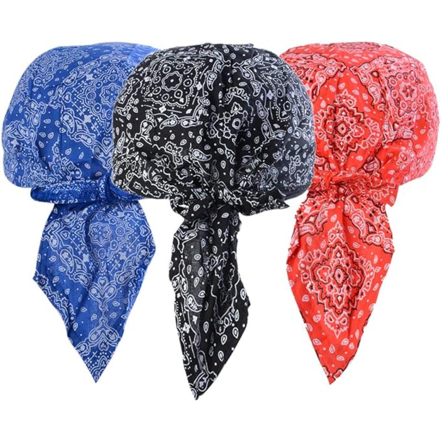 De ultieme multifunctionele bandana voor elke outdooractiviteit met paisleypatroon in blauwe, zwarte en rode kleuren, gemaakt van verboden materiaal en weergegeven in een driehoekige vorm.