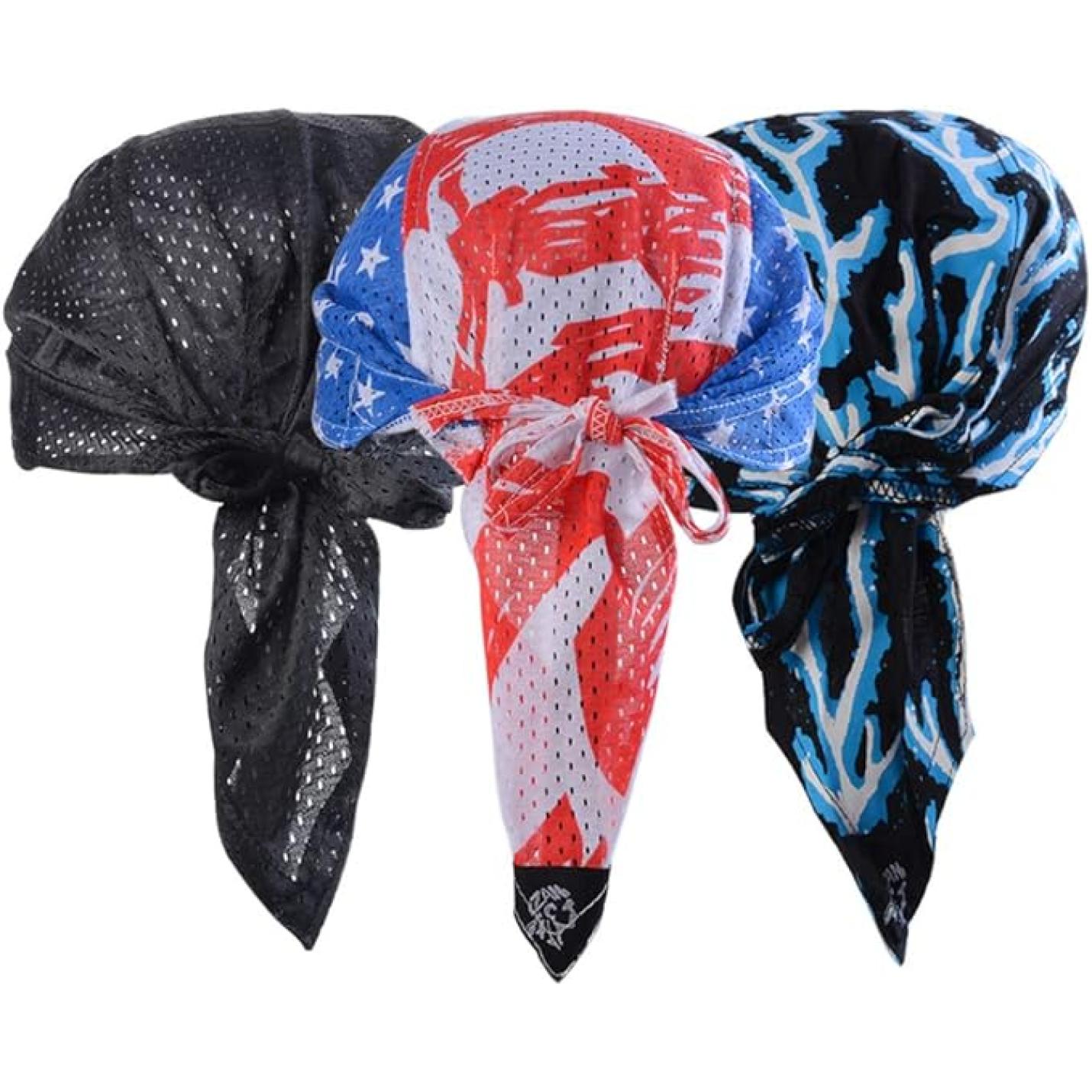 Drie De ultieme multifunctionele bandana's voor elke outdooractiviteit met verschillende patronen, vastgeknoopt.