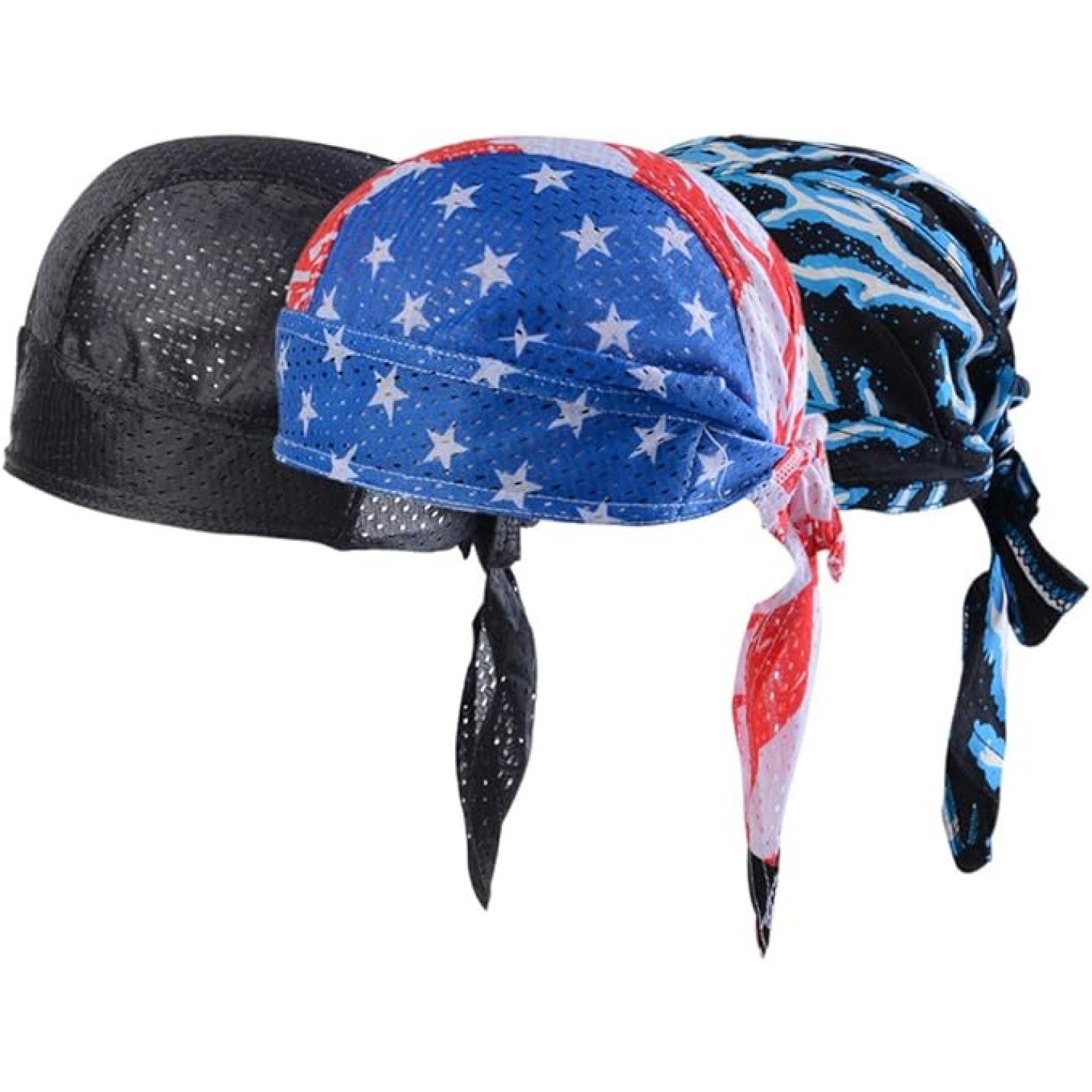 Twee De ultieme multifunctionele bandana's met verlengde vizieren en nekflappen, één met een zwart mesh-design en de andere met een Amerikaans vlagmotief.