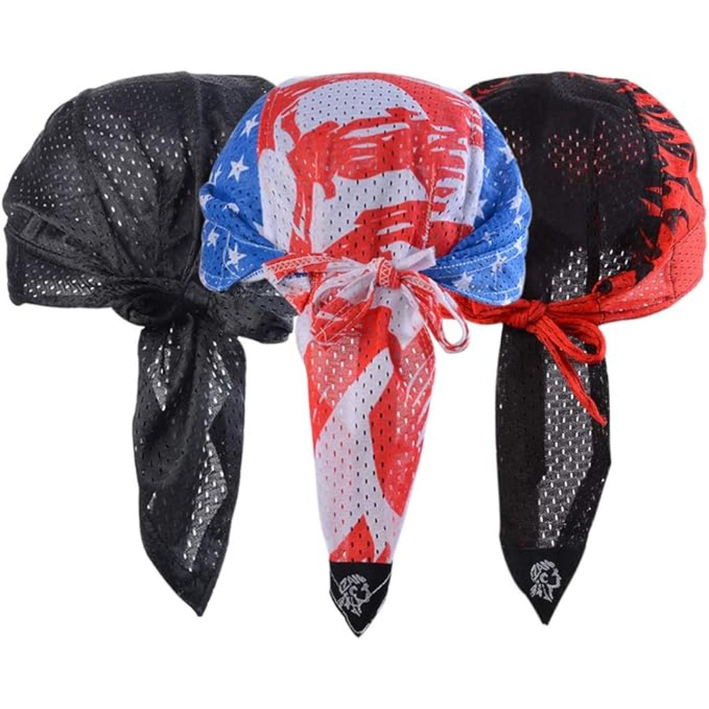 Drie De ultieme multifunctionele bandana's voor elke outdooractiviteit met verschillende patronen, geknoopt rond een onzichtbaar object, geïsoleerd op een witte achtergrond.