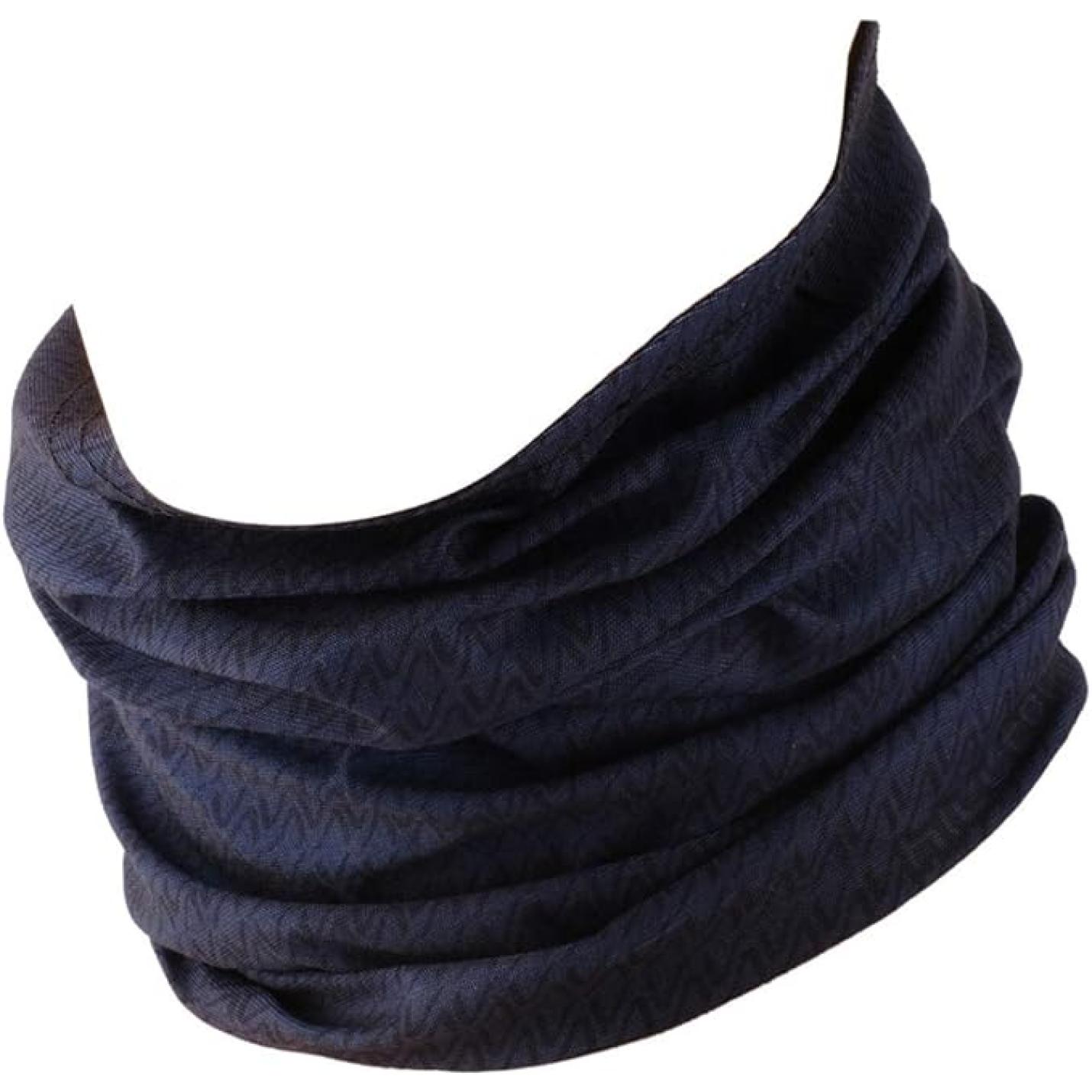 Een donkerblauwe, betrouwbare stof de ultieme multifunctionele doek voor elke gelegenheid geïsoleerd op een witte achtergrond.