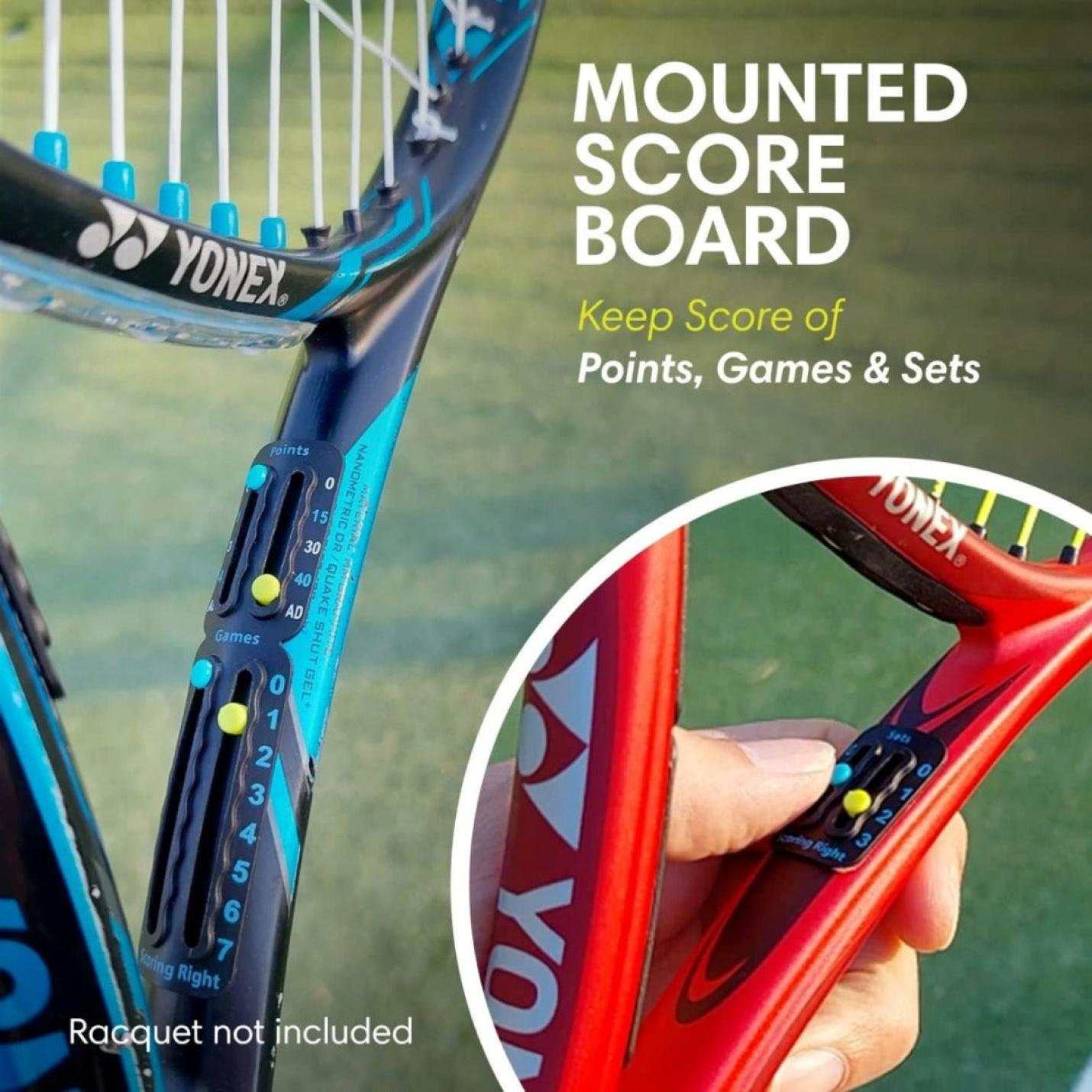 Twee close-upafbeeldingen van een Draagbaar tennisscorebord gemonteerd op racketframes, met verschillende scorepunten. Tekstoverlay benadrukt "gemonteerd scorebord.