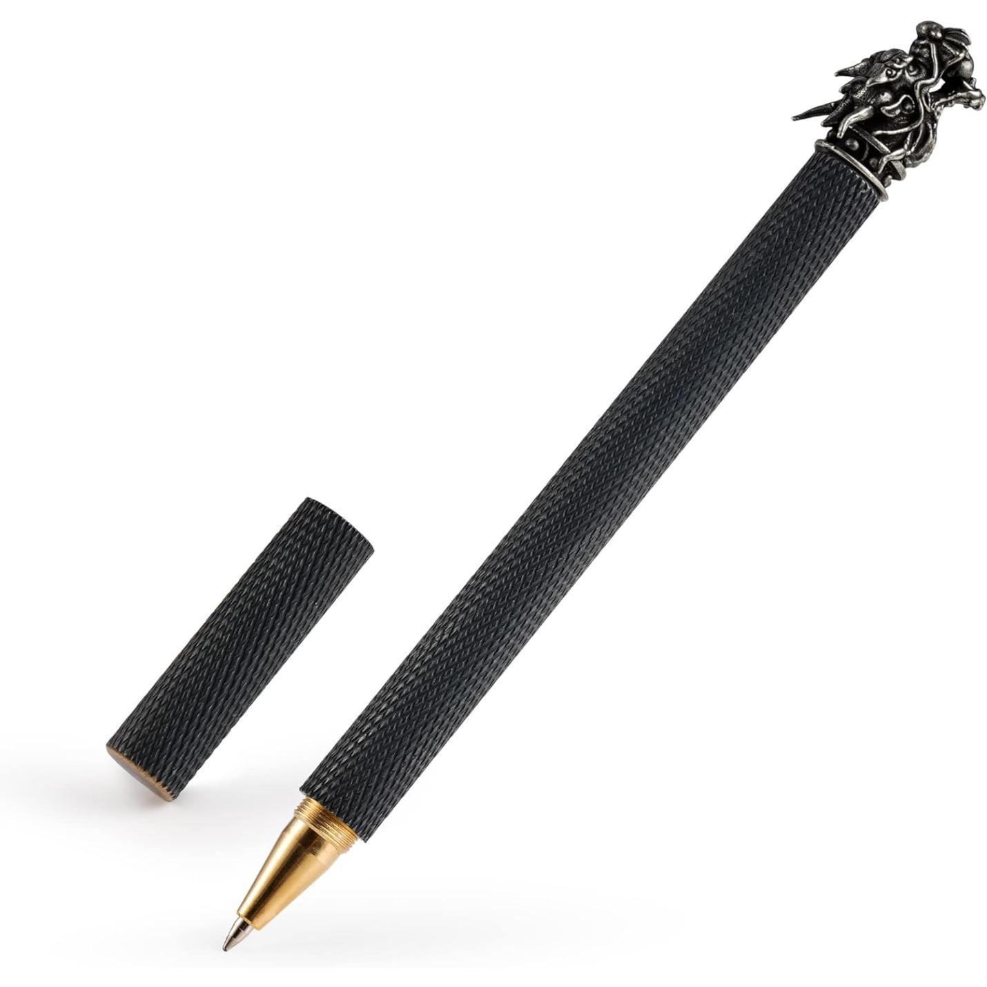 Elegante zwarte balpen EDC-pen met een minimalistisch design, draakvormige clip en verwijderde dop, op witte achtergrond.