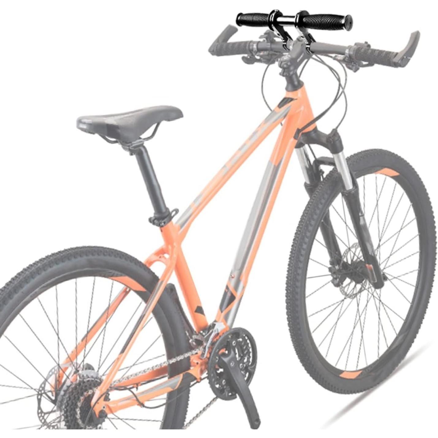 Oranje en grijze mountainbike met een zichtbaar frame, zwart zadel op de stang, stuur en banden, weergegeven tegen een witte achtergrond. De productnaam is "Een avontuurlijk fietsuitje met de perfecte kinder zadel op stang".