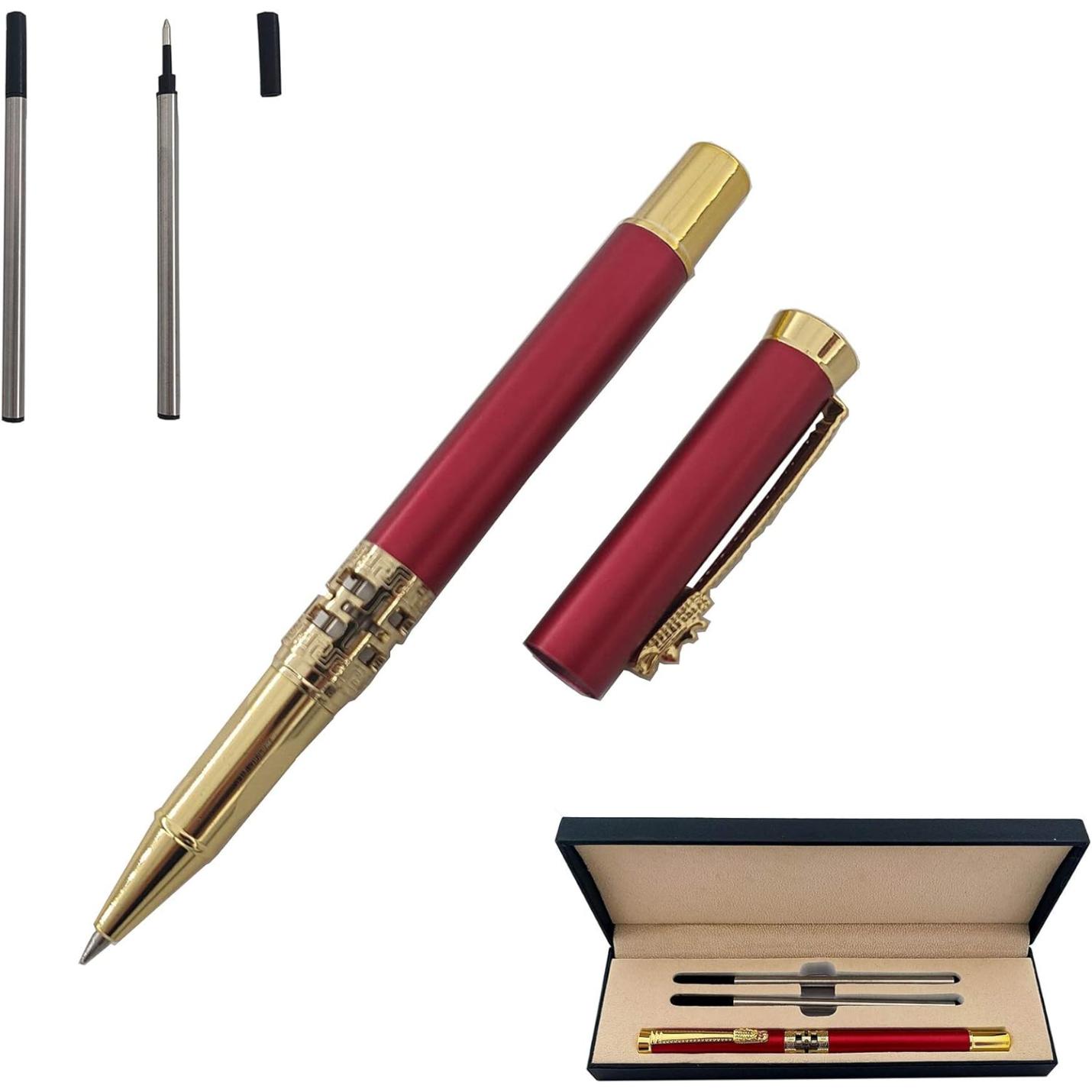 Een klassieke metalen rollerballpenset in rode en gouden kleuren, vervaardigd uit duurzaam materiaal, wordt met zijn etui en navulbare inkt.