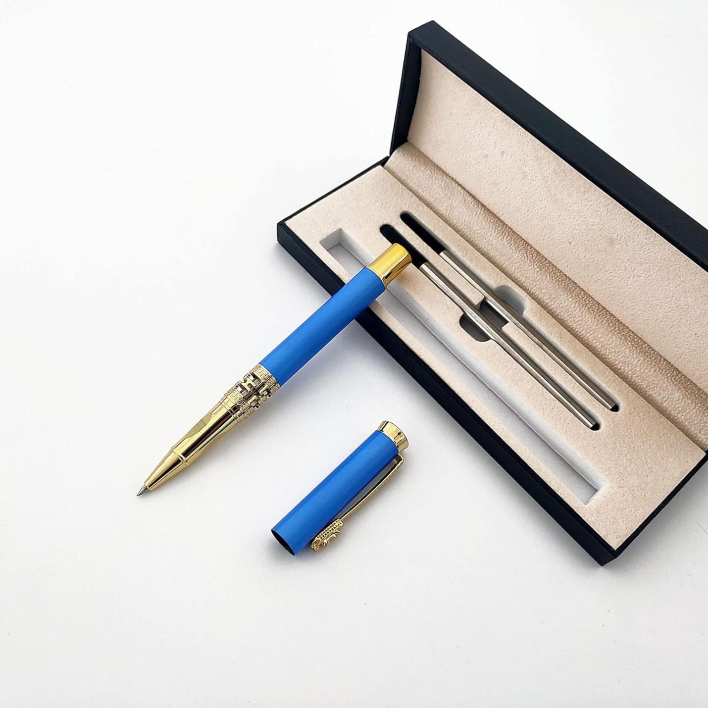 Een klassieke blauwe metalen rollerballpen met gouden details aanwezig in een doos met een vulling en extra accessoires.