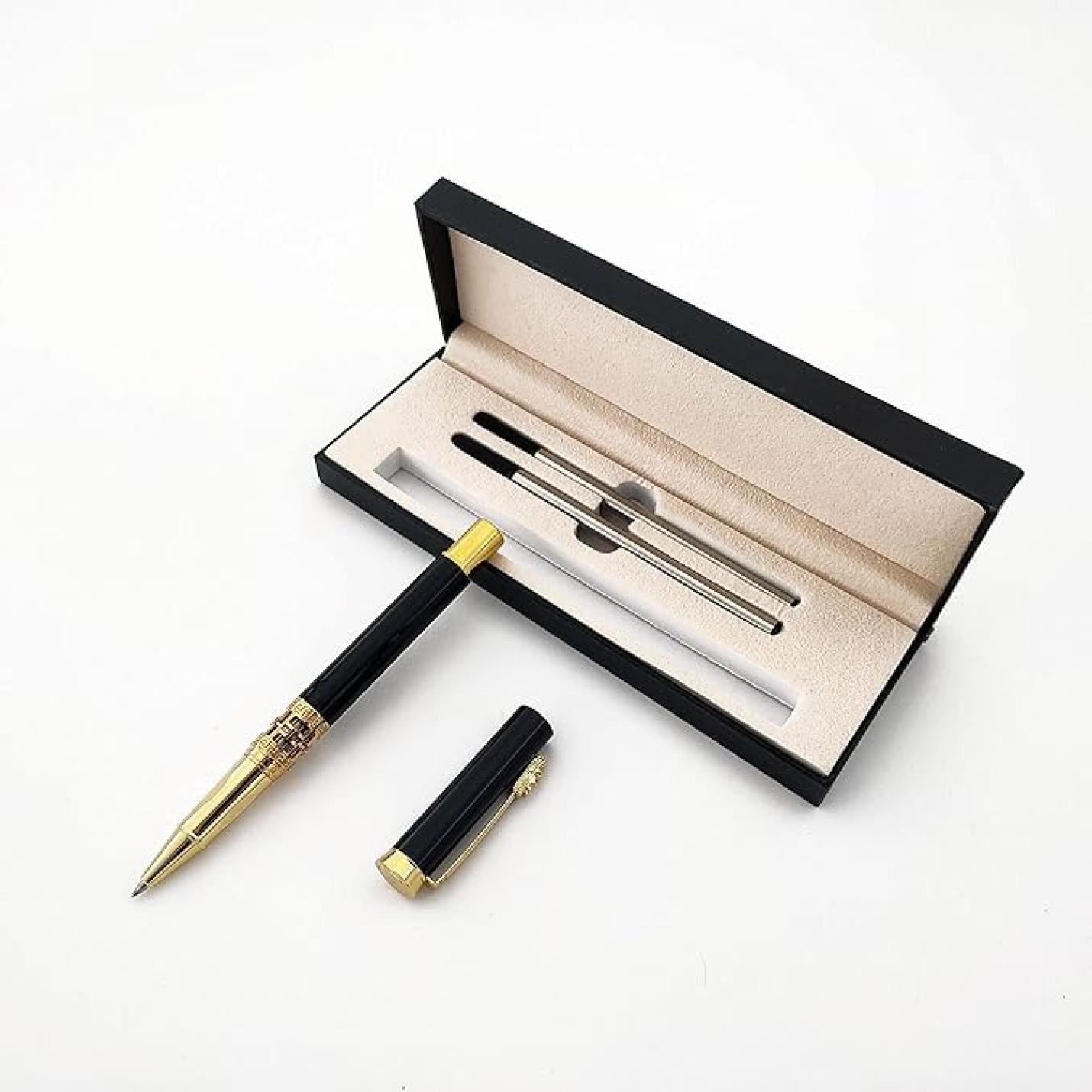 Elegante klassieke metalen rollerballpenset met gouden accenten weergegeven in een open doos.