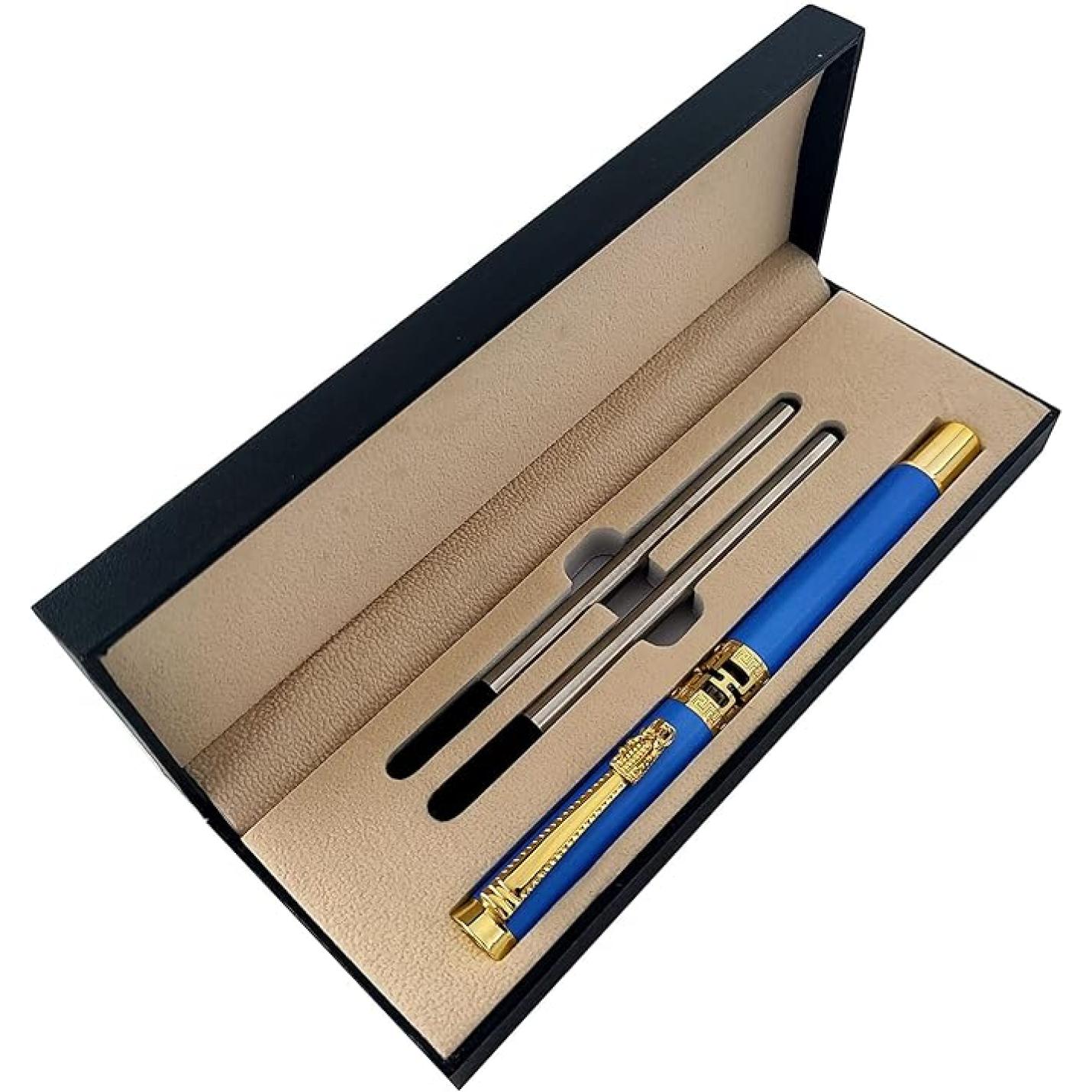 Een pennenset met een blauwe en gouden vulpen en twee extra metalen penpunten in een presentatiedoos, inclusief Een klassieke metalen rollerballpen voor een luxe schrijfervaring.