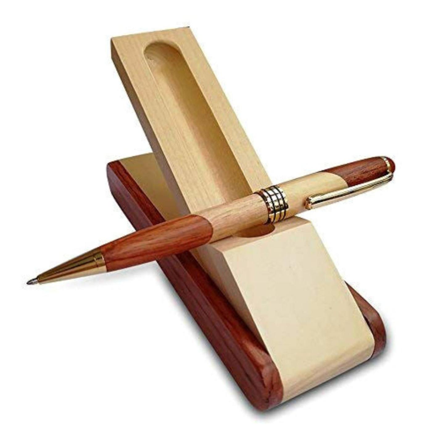 Een perfect cadeau: Luxe bamboe balpenset met hoogwaardige afwerking rustend op een fundamentele houten standaard.