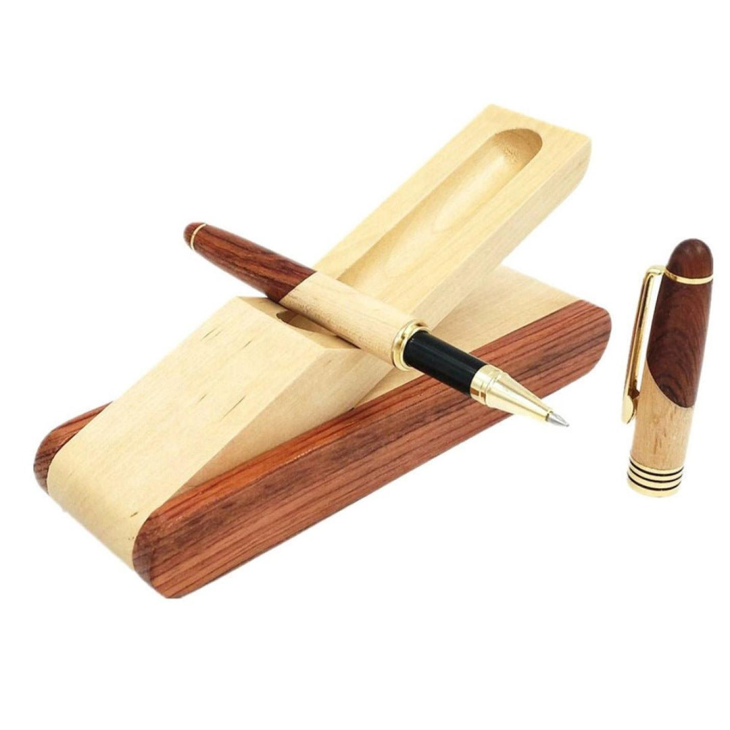 Een perfect cadeau: Luxe bamboe balpenset met hoogwaardige afwerking rustend op een fundamentele standaard met een omvangrijke ecologisch verantwoorde bamboe balpen ernaast.