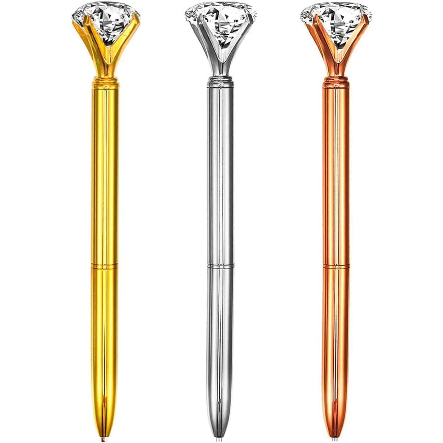 Drie elegante balpennen met diamantvormige toppen in goud, zilver en roségouden afwerkingen, ontworpen voor een soepele schrijfervaring.