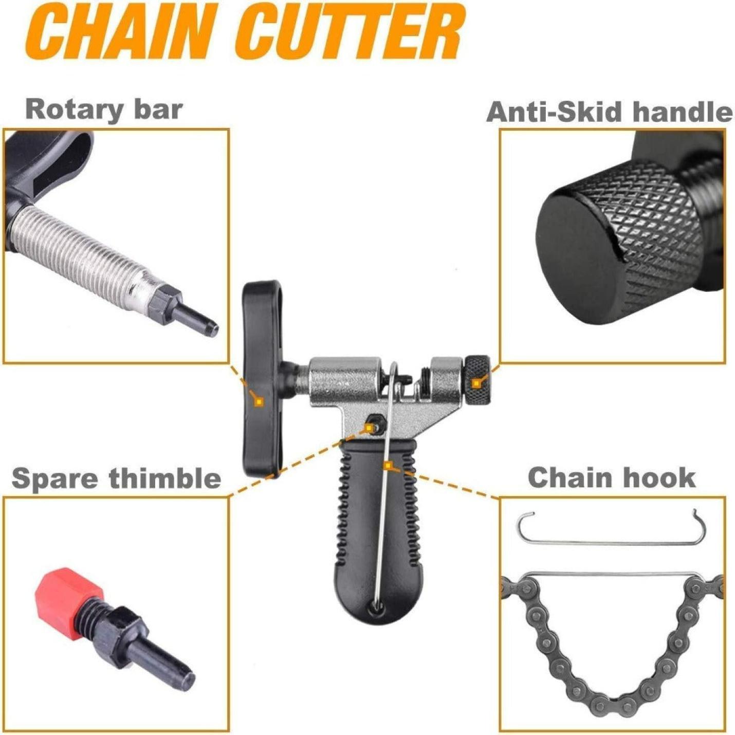 Close-up van de onderdelen van een Fietsketting gereedschapset, waaronder een draaistang, antisliphandgreep, reservekous en kettinghaak, op een oranje achtergrond.