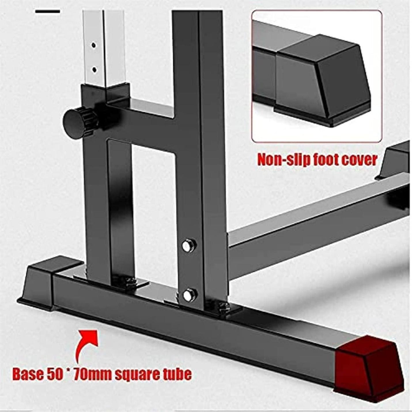 Illustratie van de Versterk je lichaam en geest met de ultieme thuisgym: Squat rack, halterrek en Bench Press in één! met vierkante buisbodem en antislipvoetovertrekken, inclusief close-up-inzet van de voetovertrek.