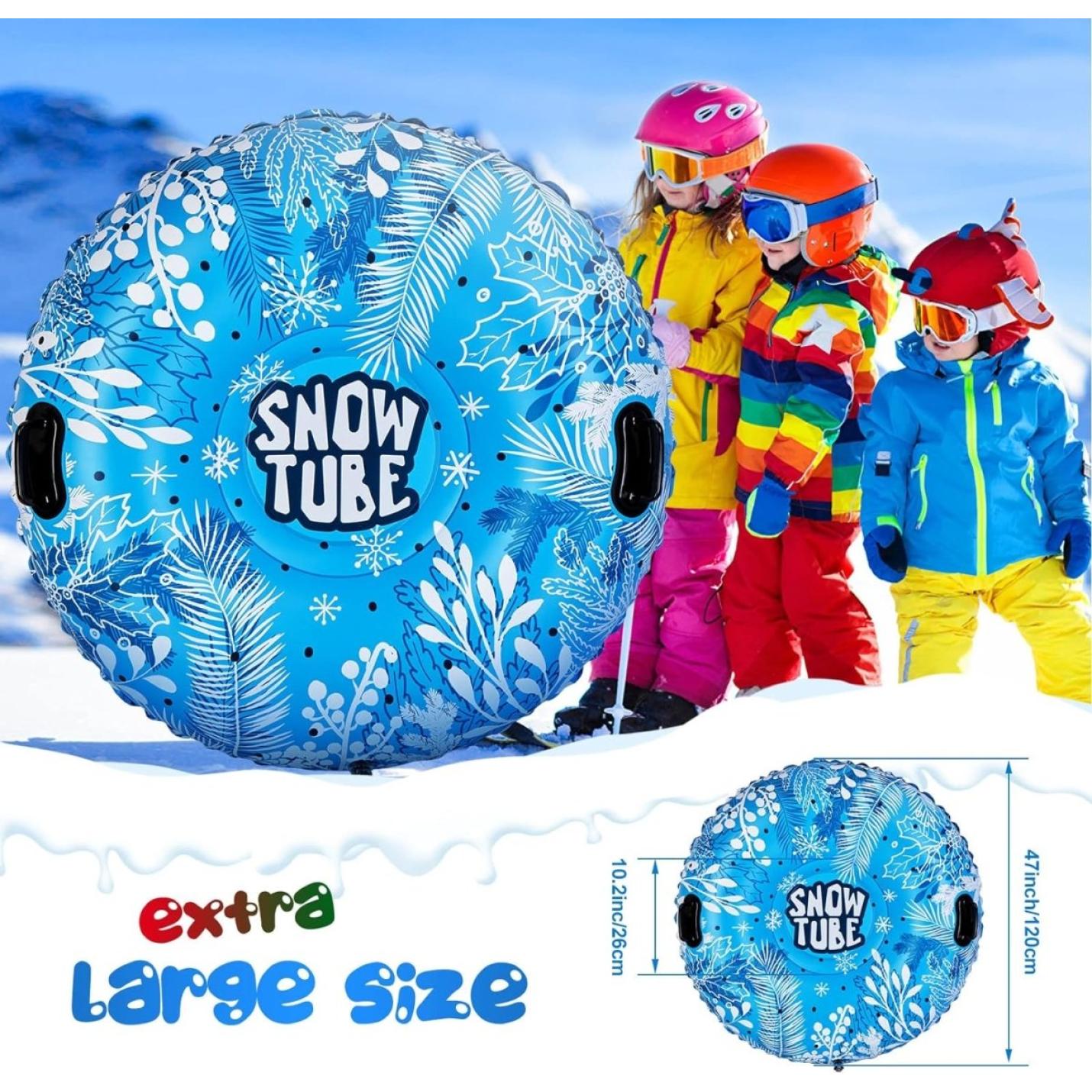 Kinderen in kleurrijke winterkledij staan naast een grote blauwgekleurde Gaan voor de rit van je leven met deze opblaasbare slaap in een besneeuwd landschap.