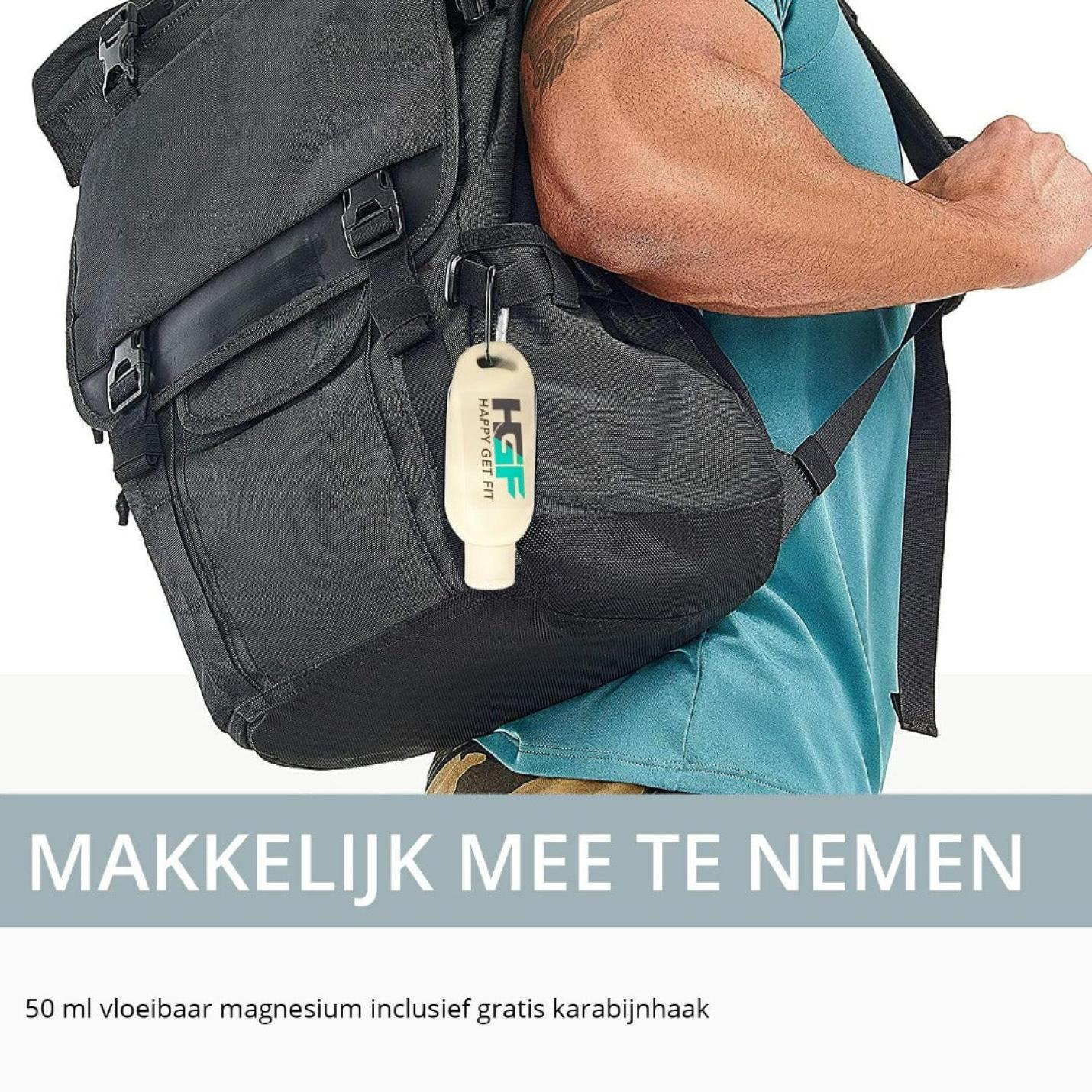 Man met een zwarte schoudertas met een fles Happygetfit vloeibare magnesium grip bevestigd door een karabijnhaak.