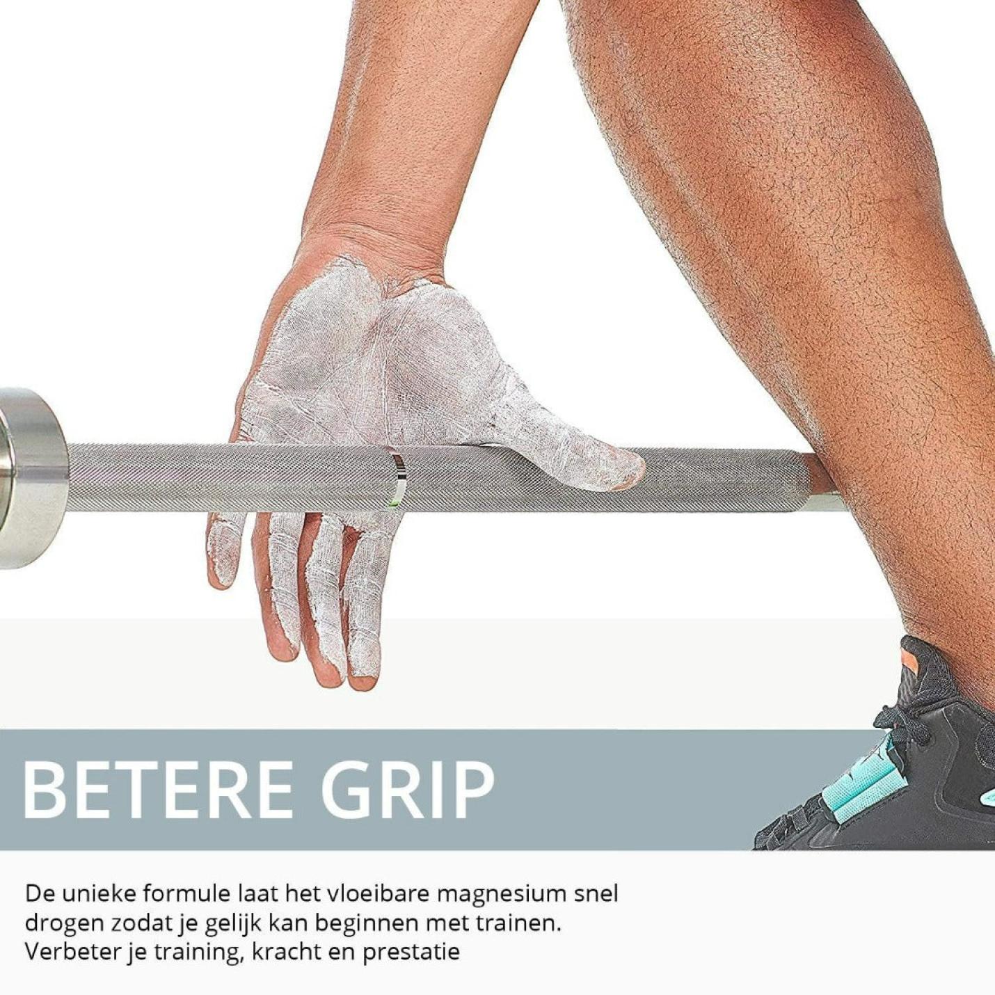 Een hand die Happygetfit vloeibare magnesium grip aanbrengt om de antislipgrip op een gewichthefstang te verbeteren.