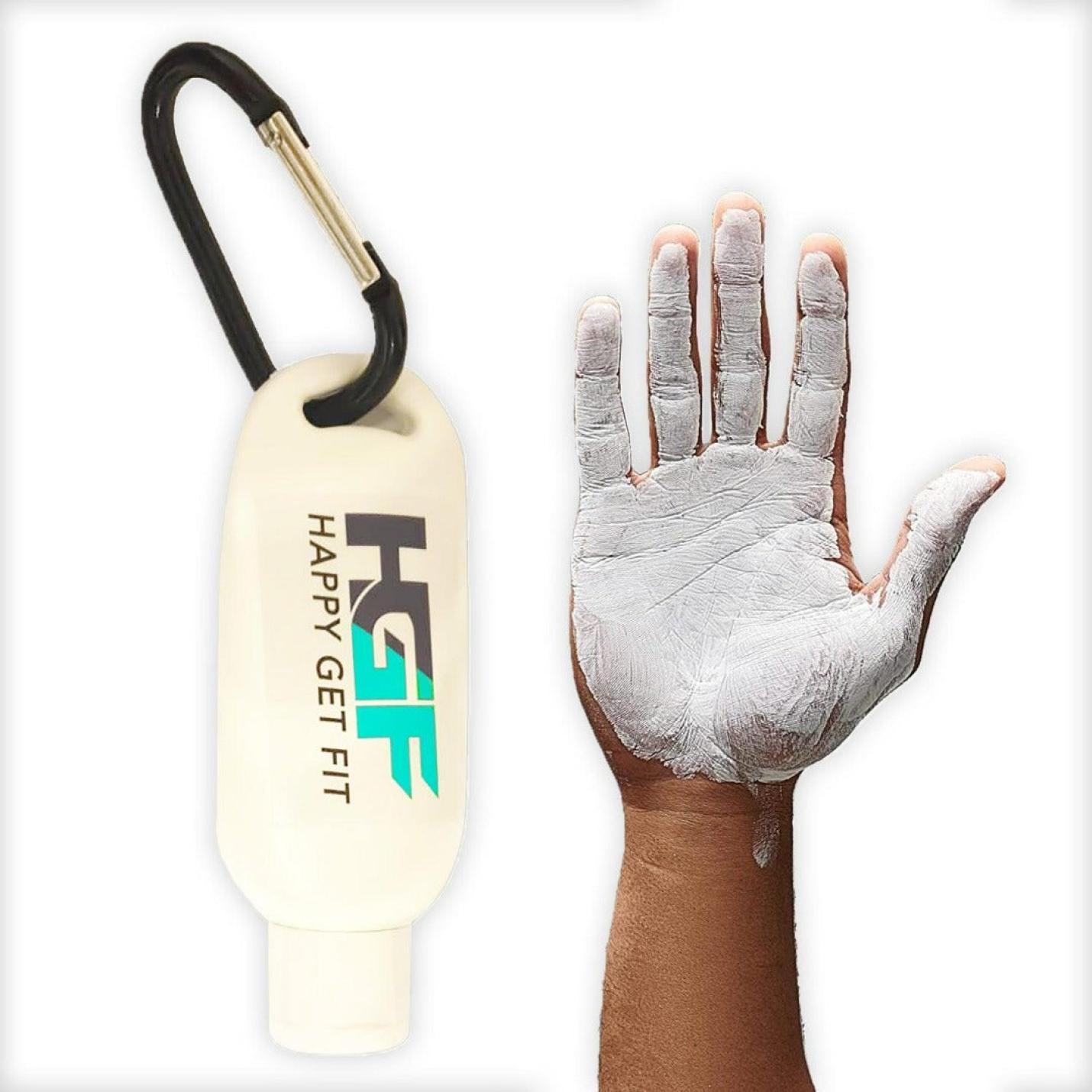 Een hand met Happygetfit vloeibare magnesiumgrip voor antislipgrip naast een met een karabijnhaak bevestigd krijtzakje.