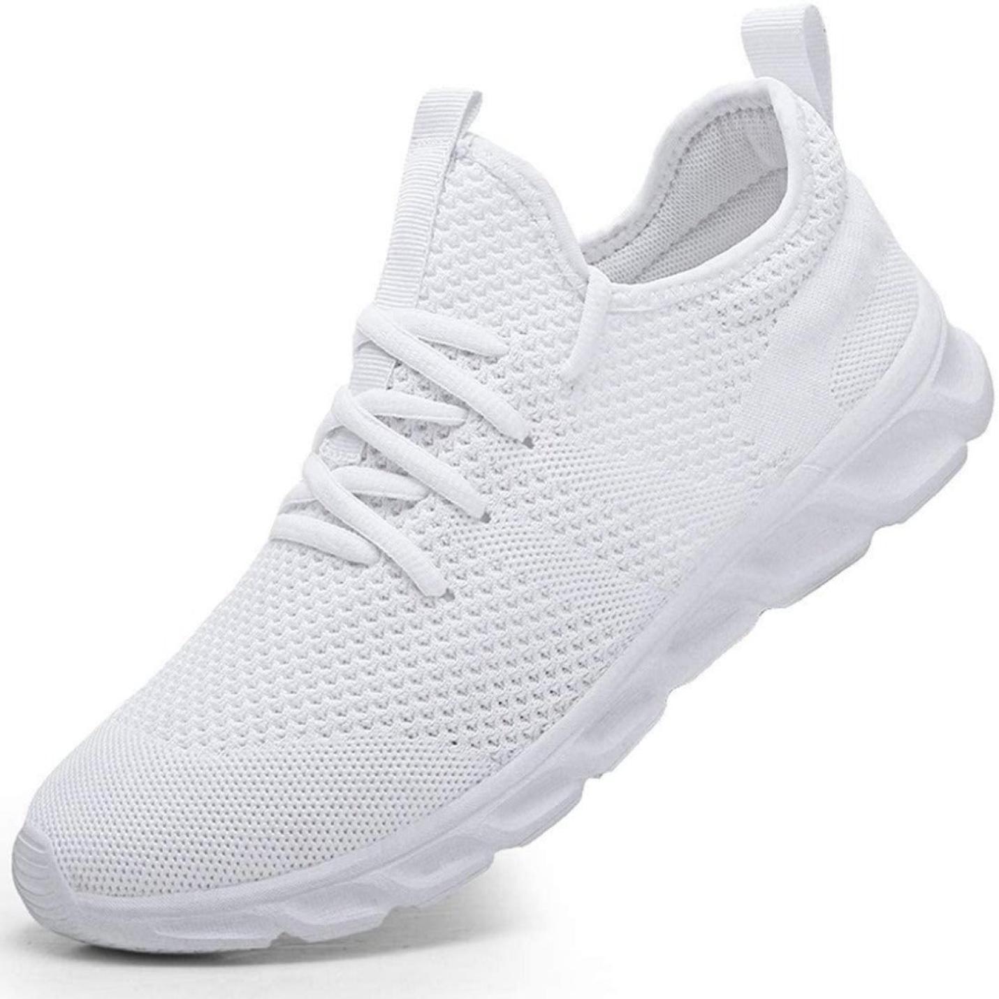 Een enkele witte Ontdek de ultieme lichte wandelschoenen voor dames met een bovenwerk van mesh en witte veters, weergegeven op een witte achtergrond.