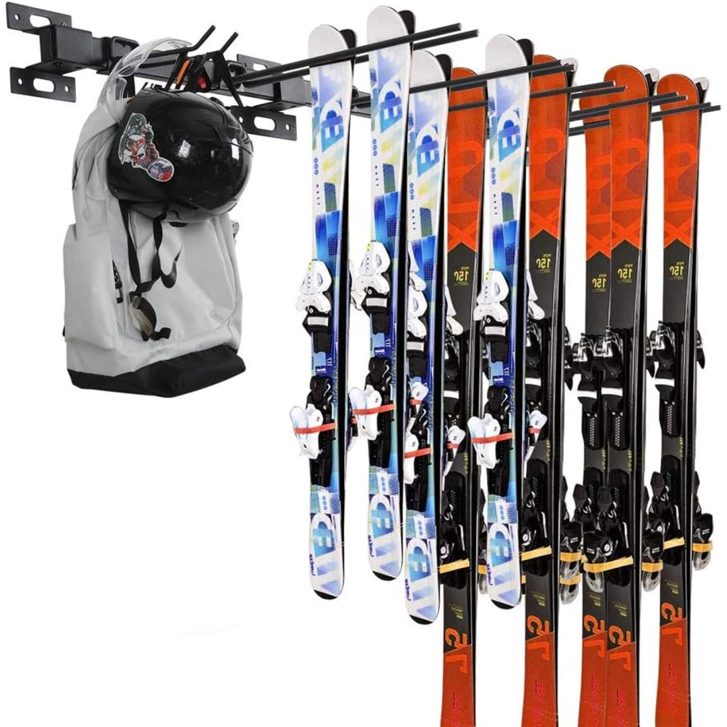 Een verzameling ski's, stokken en een helm hangt aan een wandgemonteerde opbergrek met duurzame zwarte poedercoating.
Productnaam: Houd je ski's en snowboards veilig en georganiseerd met deze ski- en snowboardhouder