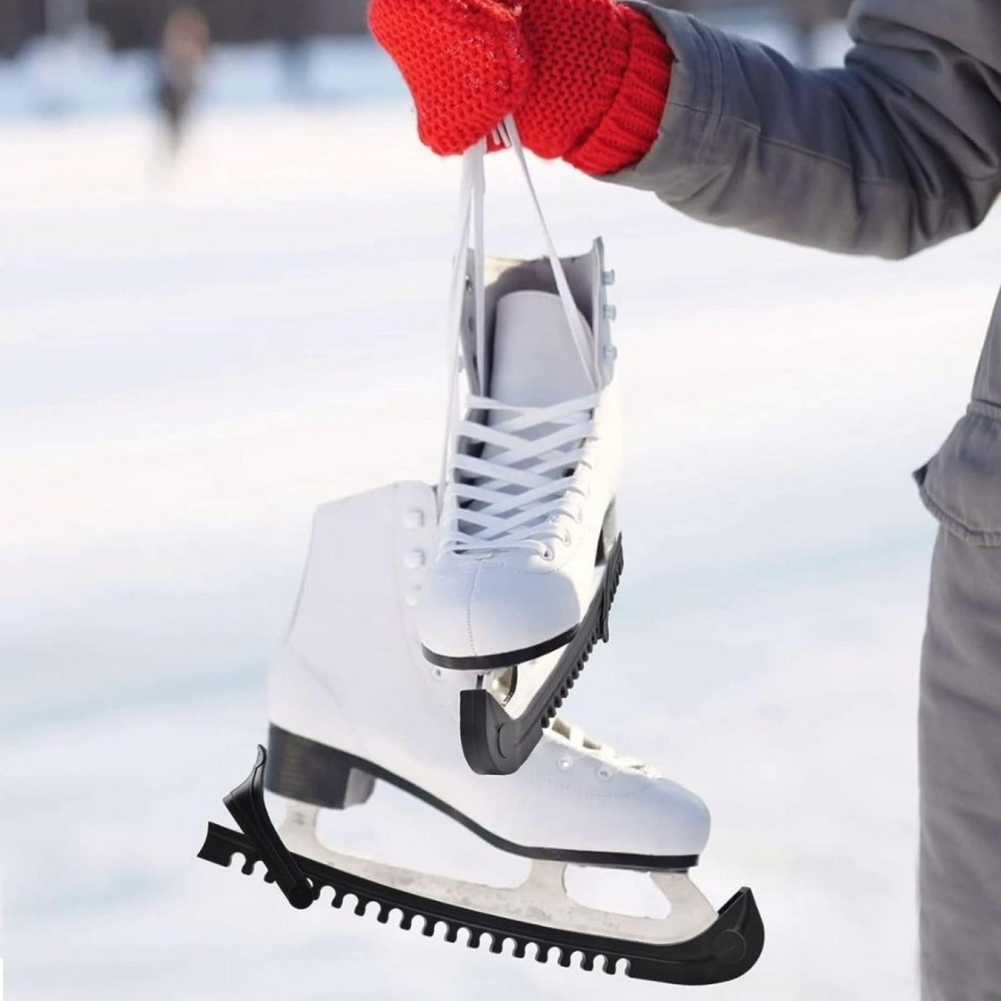 Persoon die in de winter buiten een paar Schaatsbeschermers met botte messenger vasthoudt.