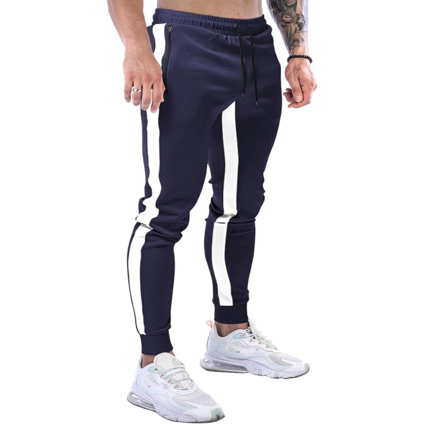 Staande man in blauw-witte joggingbroek voor heren: comfortabele, draagbare en stijlvolle sportschoenen.