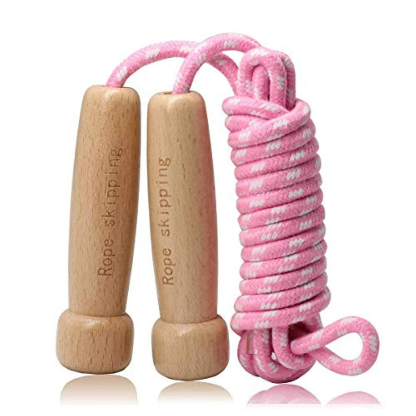 Spring je weg naar gezond plezier met ons kindvriendelijke Springtouw met ergonomische houten handgrepen gelabeld "rope skipping" op een witte achtergrond.