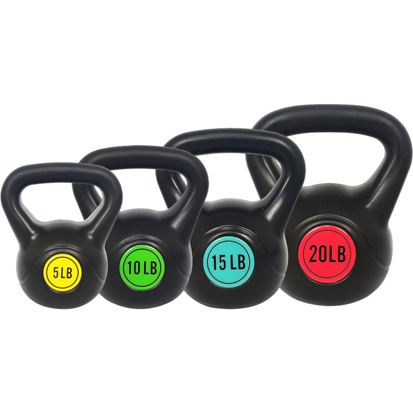 Vier Kettlebell-sets: alles wat je nodig hebt voor een complete lichaamstraining in oplopende gewichten van 5, 10, 15 en 20 pond, respectievelijk gekleurd geel, groen, blauw en rood, in een rij op een witte achtergrond.