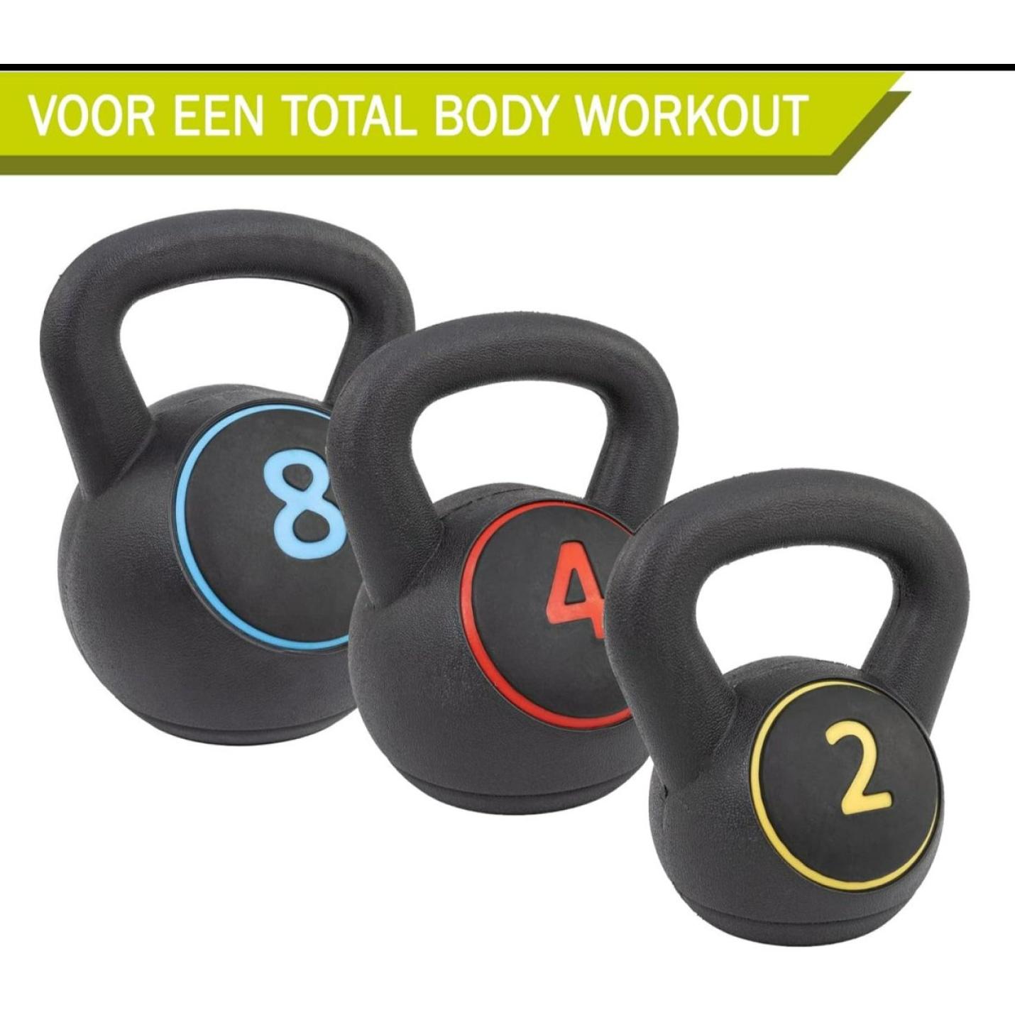 Drie kettlebellsets met verschillende gewichten voor totale lichaamstraining.