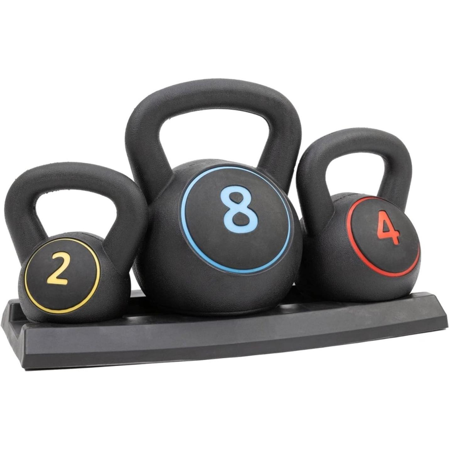 Set van drie Kettlebell-sets: voor een complete lichaamstraining met verschillende gewichten op een rek.