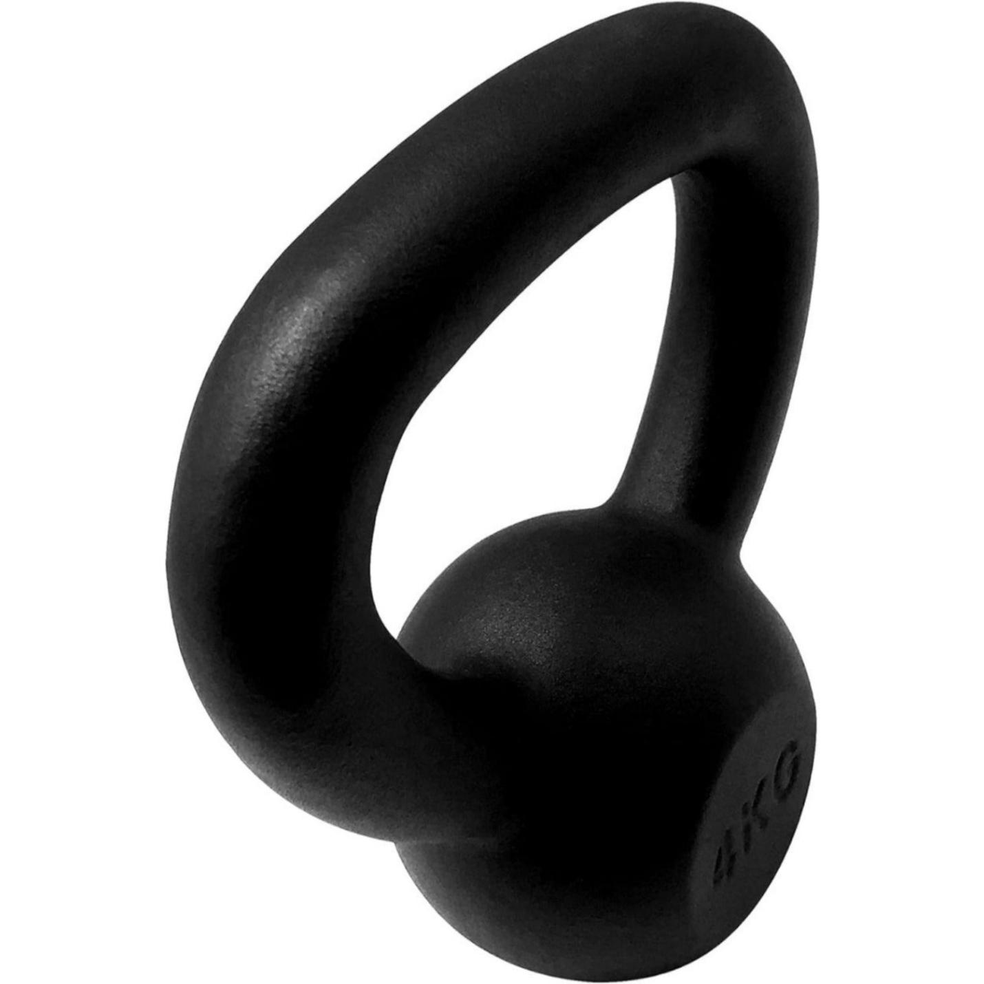 Zwarte Kettlebells van 4 kilogram tegen een witte achtergrond gemaakt van duurzaam materiaal: het perfecte hulpmiddel voor een complete workout.