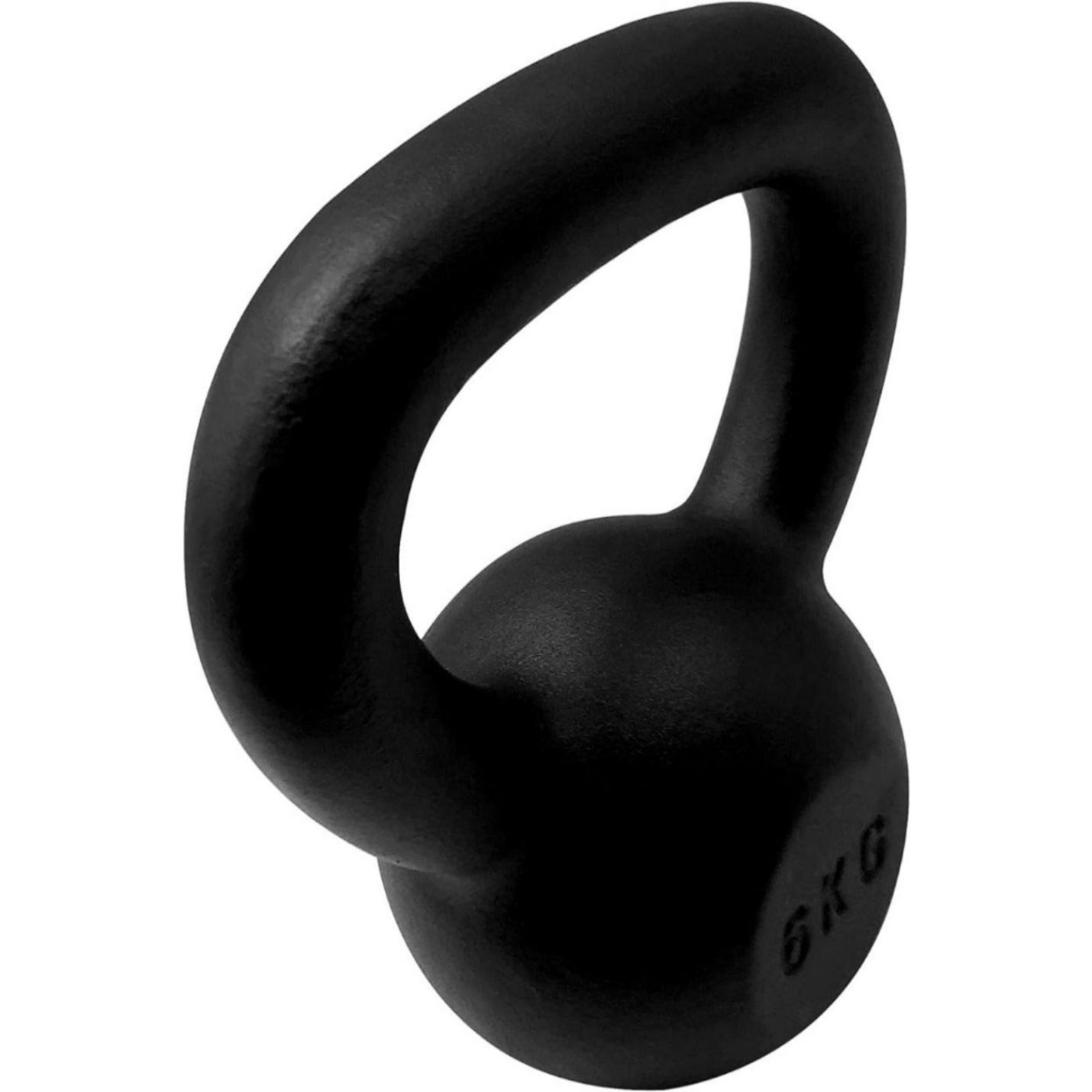 Een 6 kg zwarte Kettlebells: de perfecte tool voor een complete workout van duurzaam materiaal tegen een witte achtergrond.