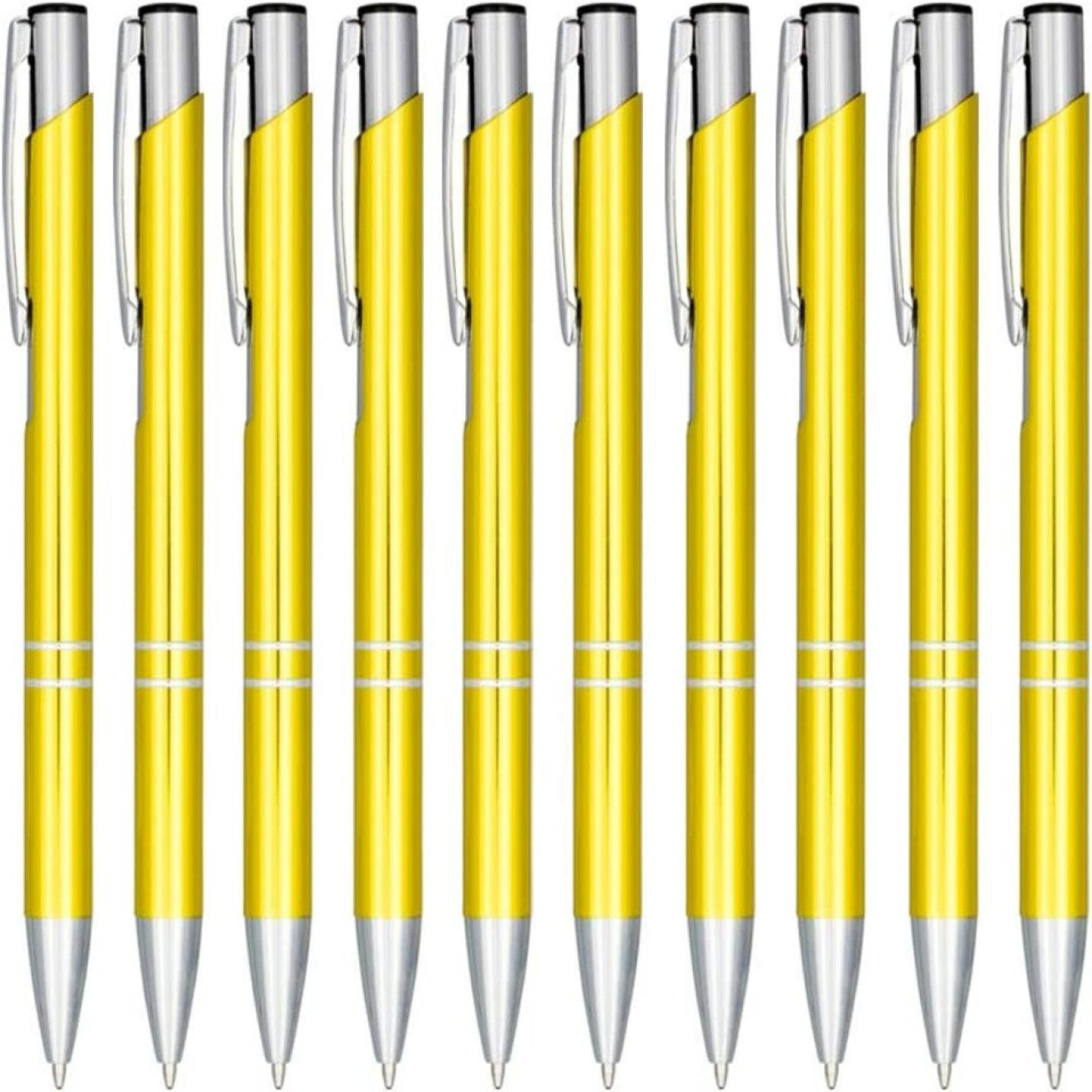 Een rij identieke duurzame en milieuvriendelijke gele en zilveren klikbalpennen set van 10, netjes naast elkaar geplaatst.