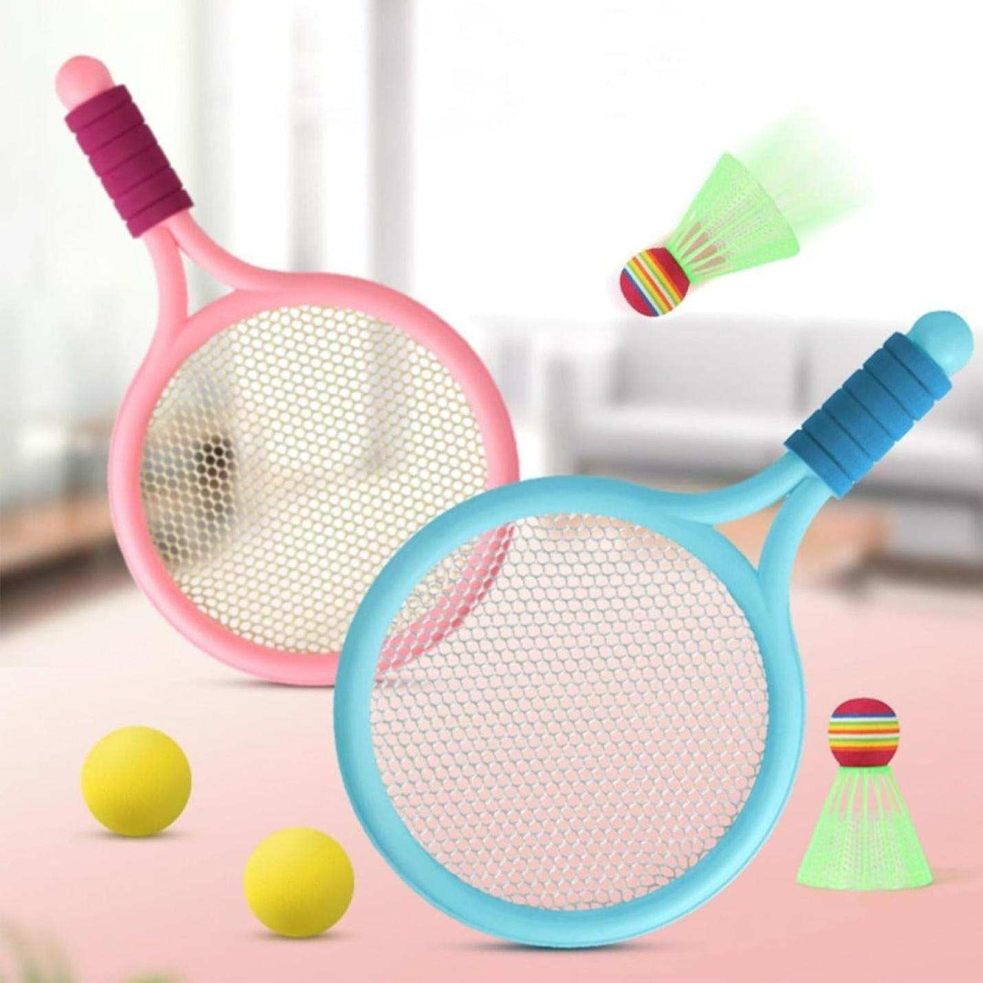 Productnaam: Wilson Junior Badmintonset

Zin: Veilig en duurzaam Wilson Junior badmintonset voor kinderen met lichtgewicht rackets, shuttles en ballen op een geblurde achtergrond. Kinderen, kom en speel badminton!