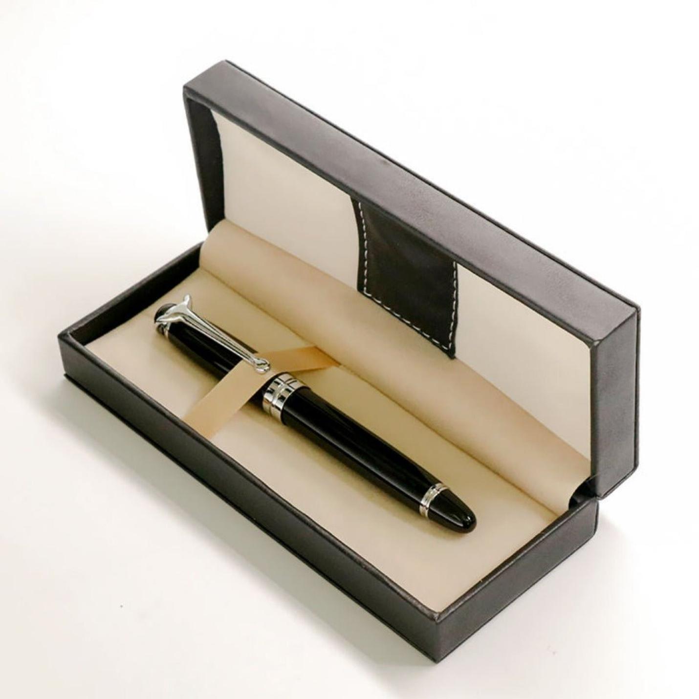 Elegante vulpen gepresenteerd in een strakke zwarte Maak indruk met onze luxe geschenkdoos van PU leer geschenkdoos.