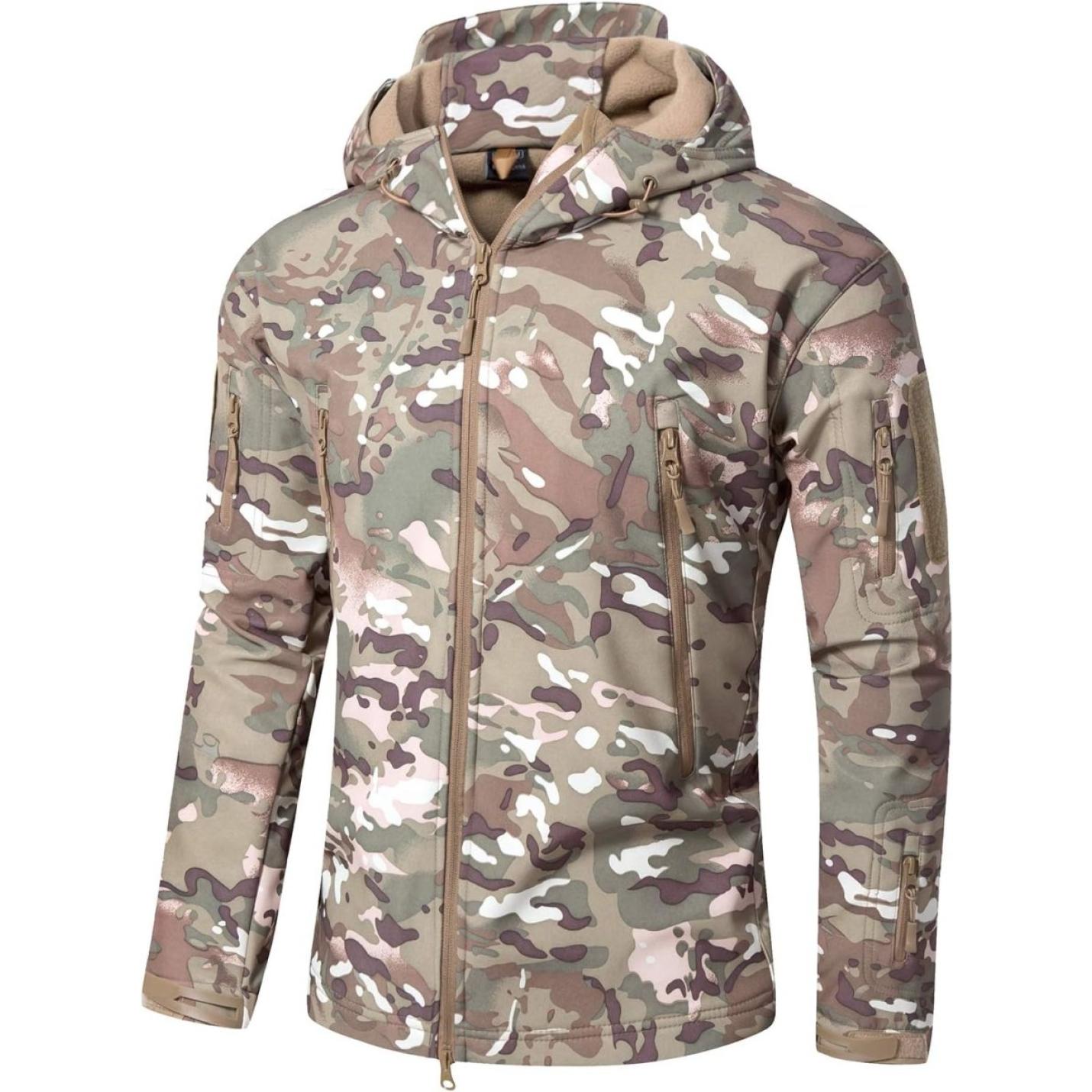 Camouflage tactische heren softshell jas met capuchon, voorzien van meerdere zakken en een ritssluiting aan de voorkant.