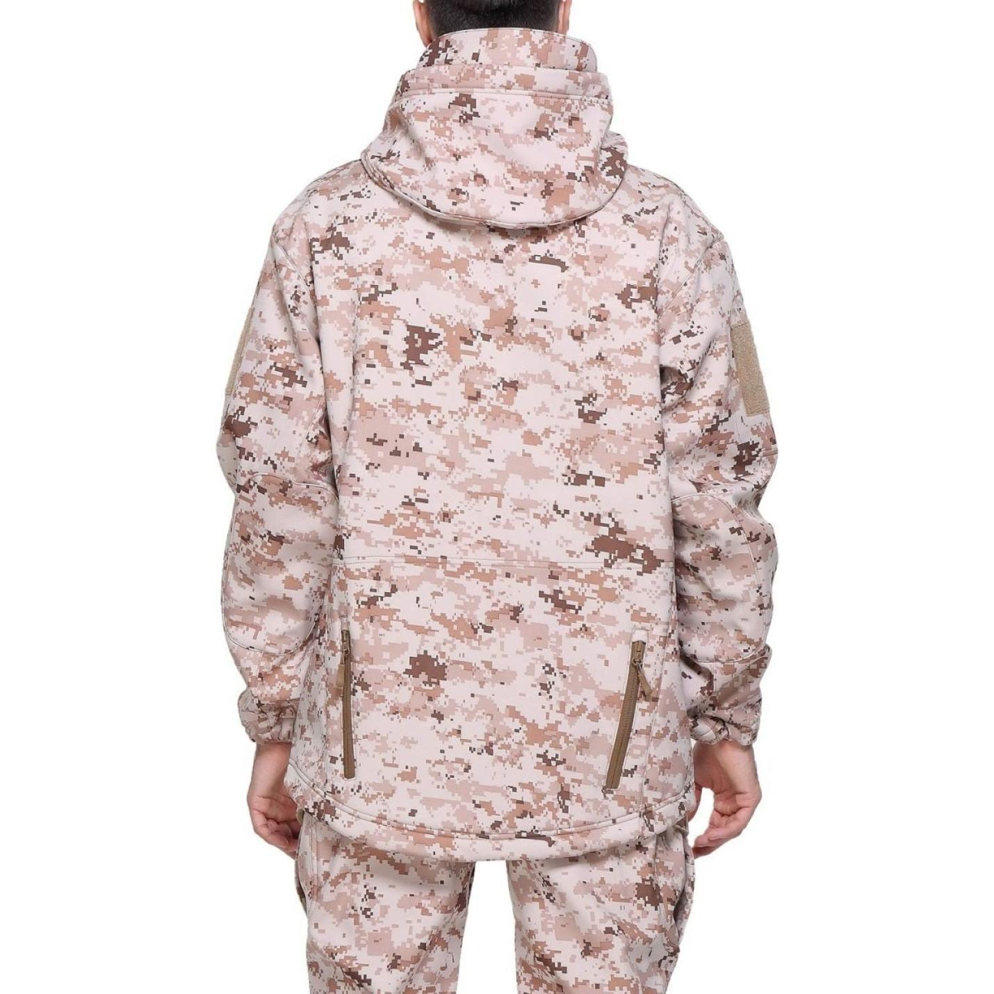 Persoon vanaf de achterkant draagt een camouflage tactische heren softshell jas met capuchon.