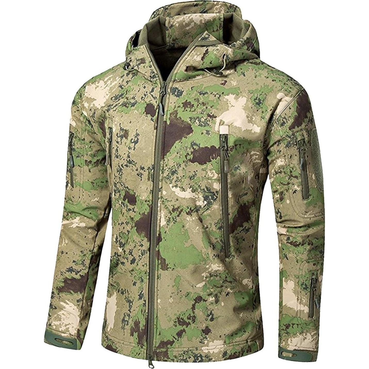 Olijf en bruine Camouflage tactische heren softshell jas met capuchon, voorzien van zakken met ritssluiting, verstelbare manchetten en een ademend, waterdicht ontwerp.