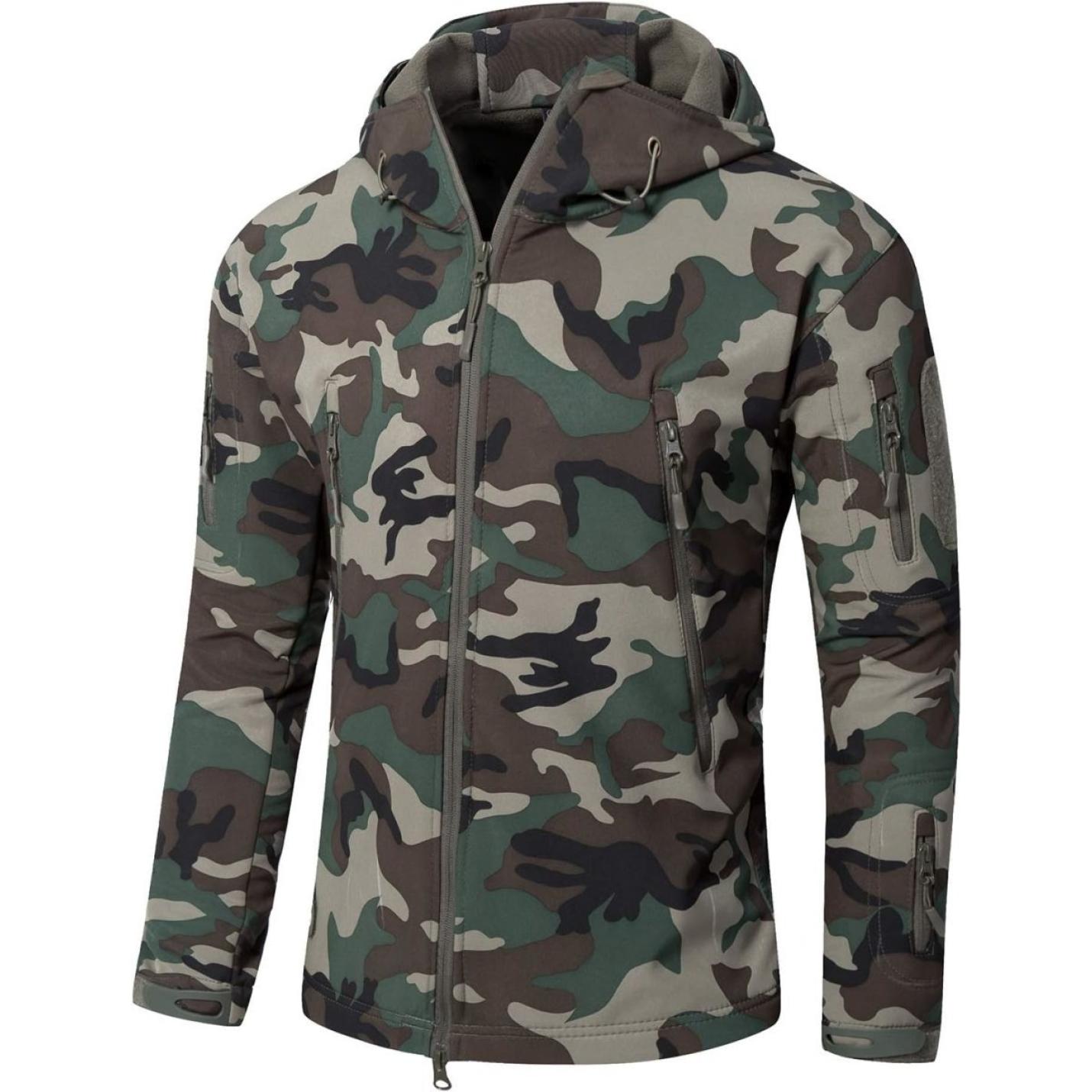 Zin met productnaam: Een camouflage tactische heren softshell jas met een capuchon en ritszakken, weergegeven tegen een witte achtergrond.