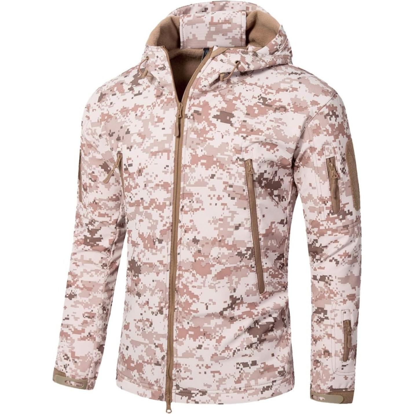 Een camouflage tactische heren softshell jas met capuchon en meerdere zakken met ritssluiting, weergegeven tegen een witte achtergrond.