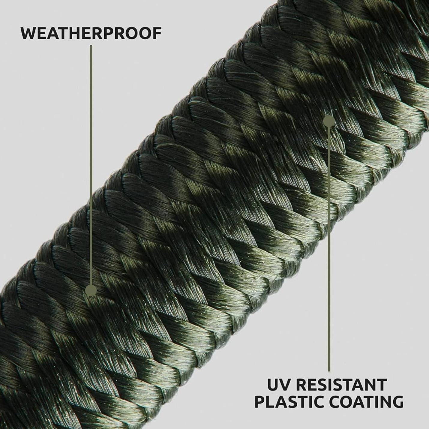 Close-upbeeld van robuuste spanrubbers met haken voor al je avonturen met uv-bestendige plastic coating, ideaal voor het vastzetten van bagage, waarbij de getextureerde, met elkaar verweven vezels worden benadrukt.