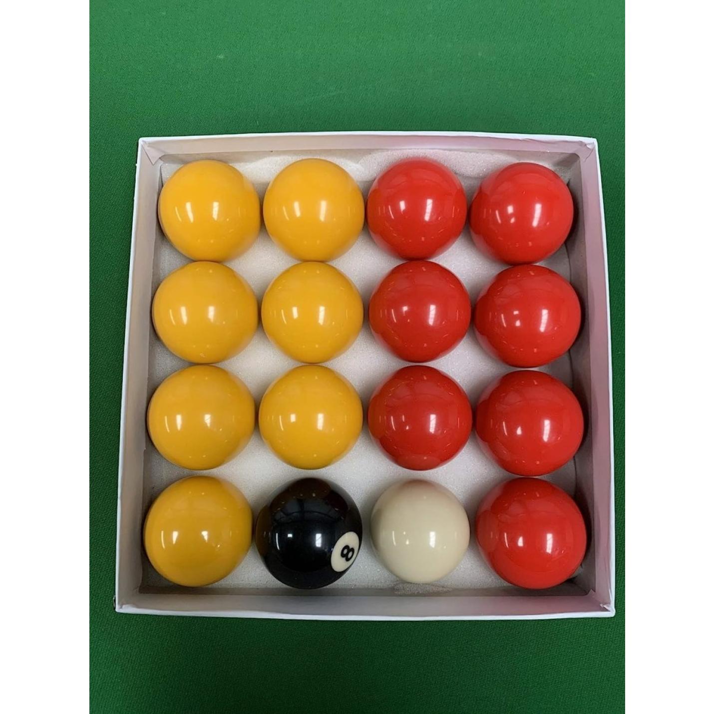 Een Snookerballenset, geordend op kleur in een doos, met geel, rood, de speelbal en de zwarte 8-ball zichtbaar