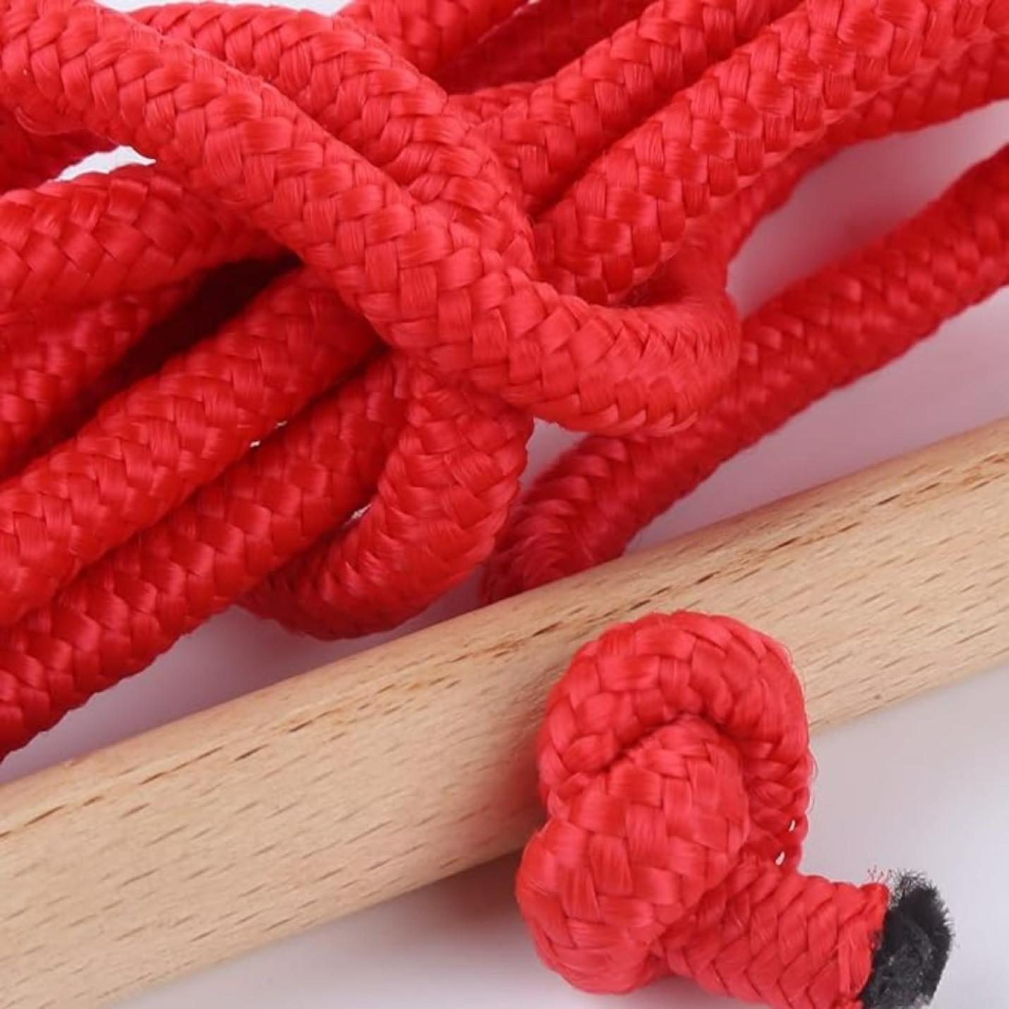 Close-up van een rood sleetouw met een knoop, rustend op houten stokken.
Productnaam: Wil je gaan sleeën in de sneeuw? Met dit sleetouw is dat kinderspel!