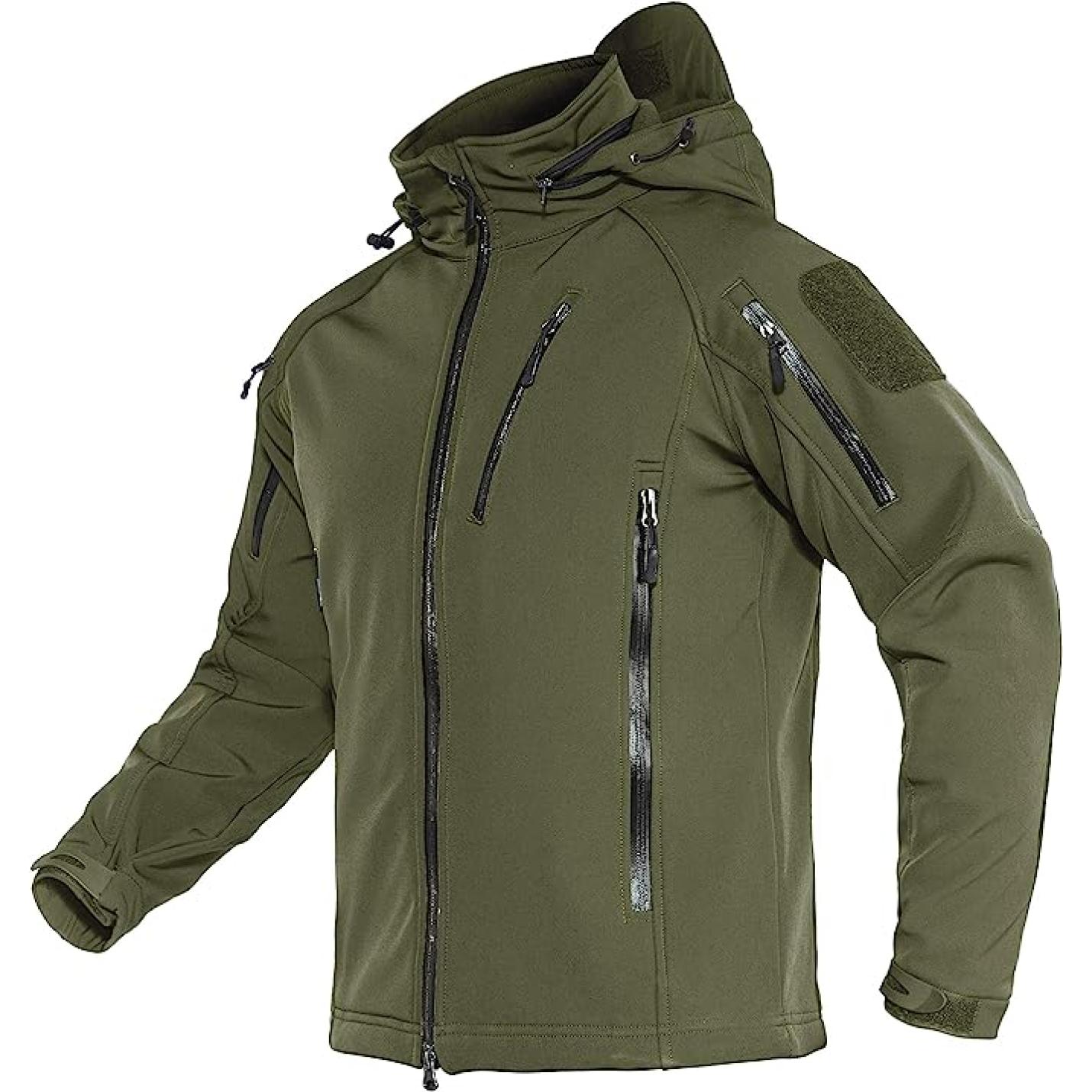 Blijf warm en droog in elke weersomstandigheid met de waterafstotende softshell tactische jas met capuchon, meerdere ritszakken en klittenbandpatches op de mouwen, weergegeven op een effen achtergrond.