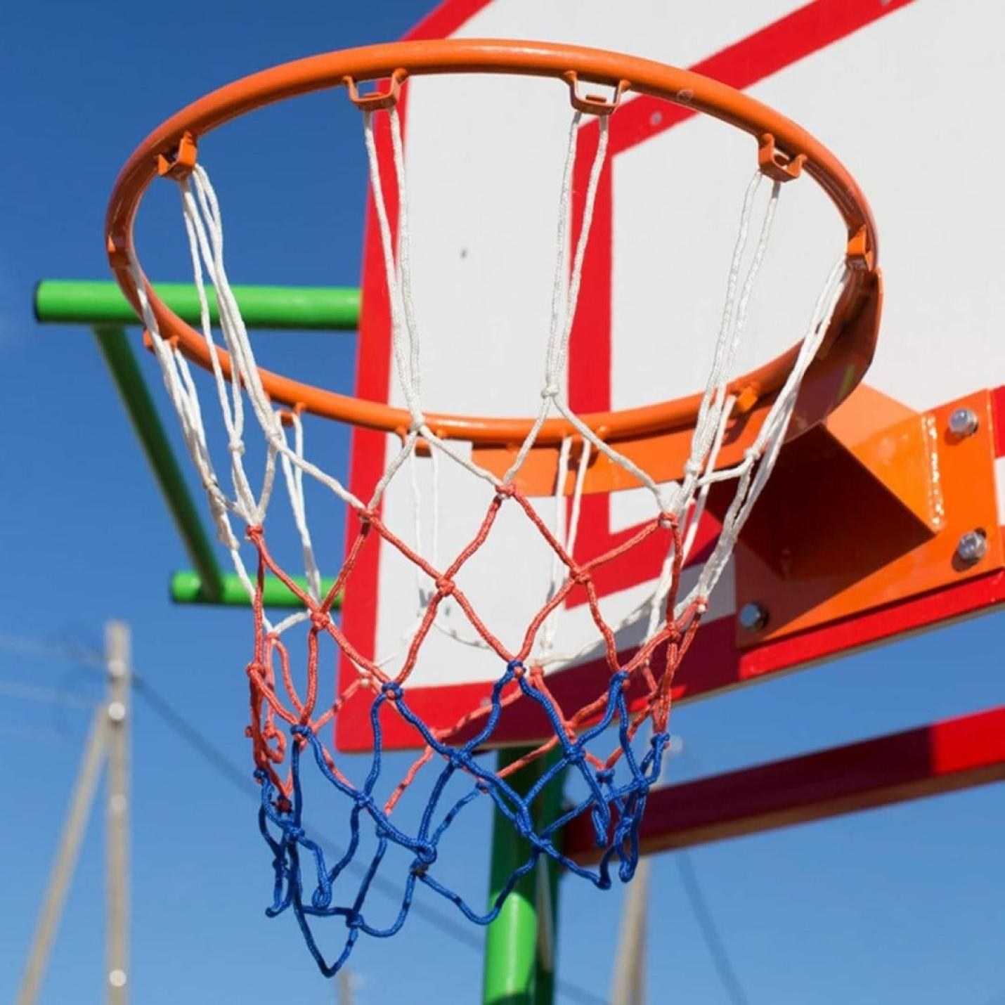 Een close-up van een veelkleurig glow-in-the-dark basketbalnet tegen een helderblauwe lucht.
Productnaam: Speel basketbal tot diep in de nacht met dit GlowCity basketbalnet