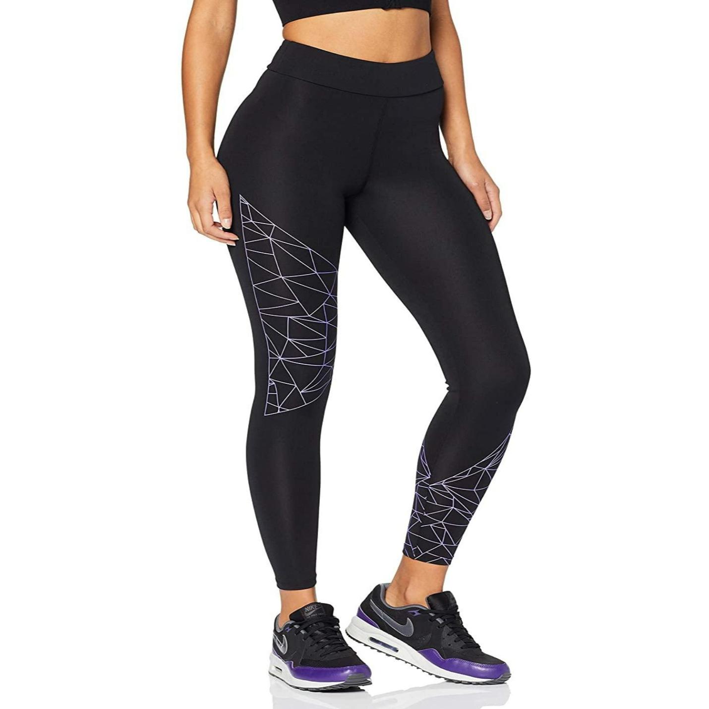 Vrouw, gekleed in Black Night sportlegging voor dames met witte geometrische patronen en paarse sneakers, poserend voor zijaanzicht.
Productnaam: Ervaar comfort en stijl met onze Black Night sportlegging voor dames!