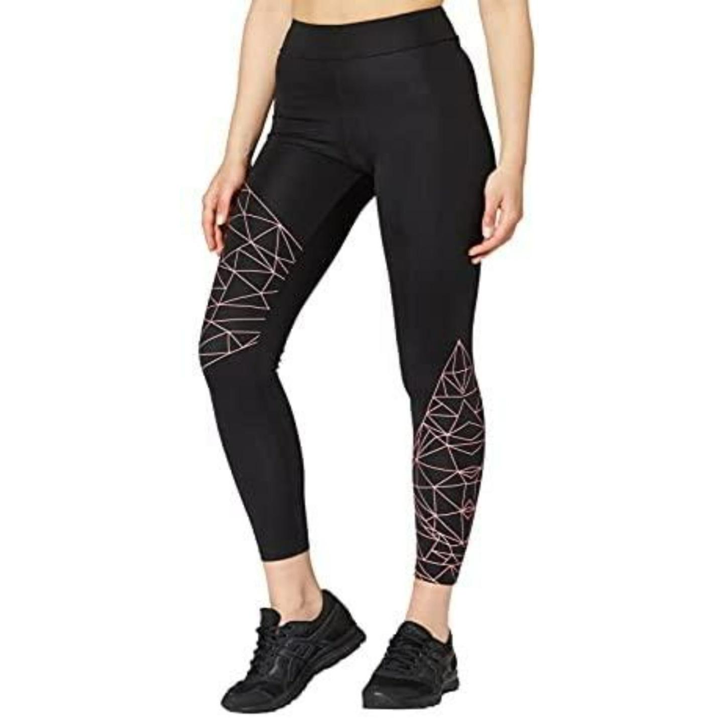 Een persoon die Ervaar comfort en stijl met onze sportlegging voor dames draagt met een geometrisch wit en roze patroon op één been, gecombineerd met zwarte sneakers.