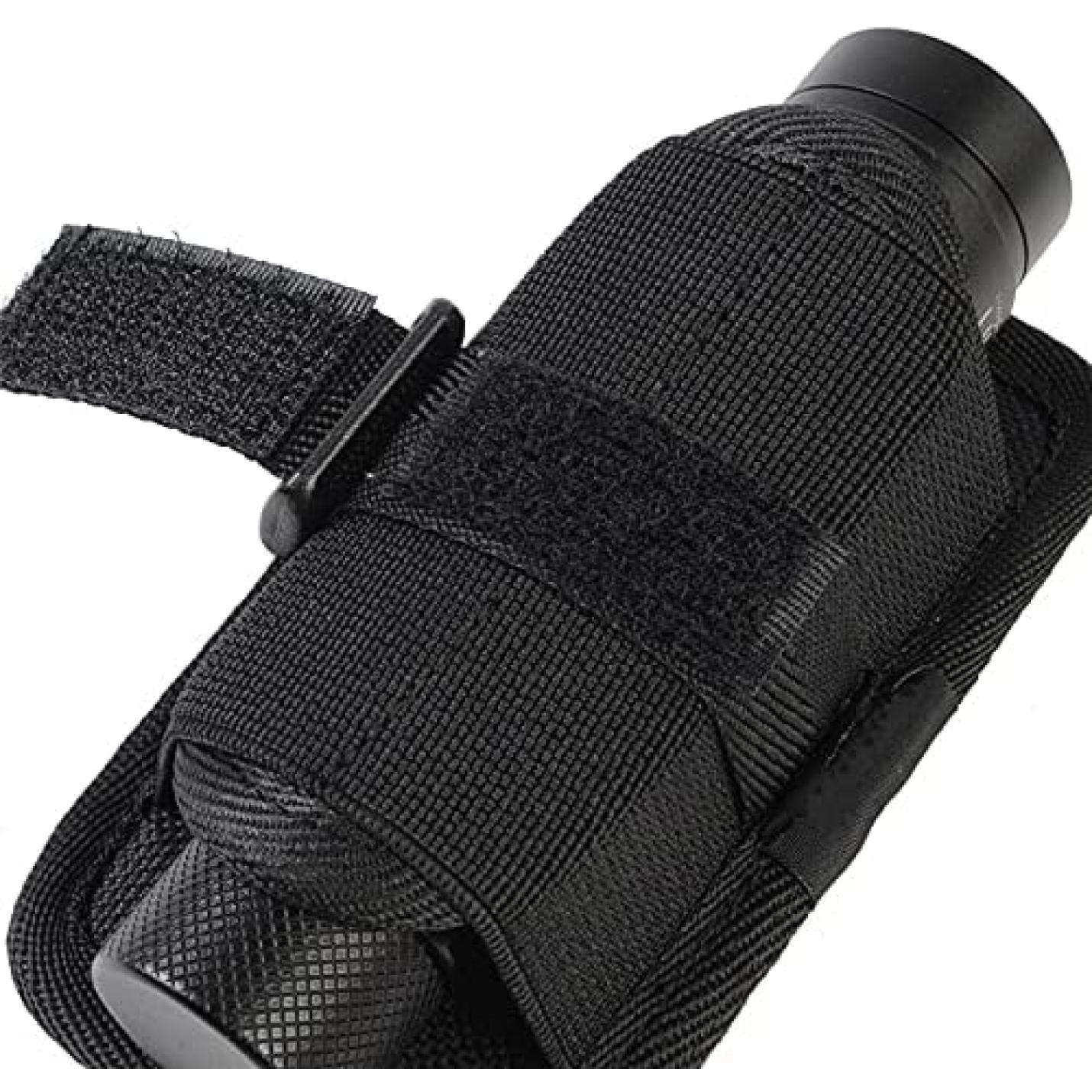 Een zwarte Tactische molle zaklamp-holster bevestigd aan een nylon holster, ontworpen voor veilige draagbaarheid aan een riem of tas.